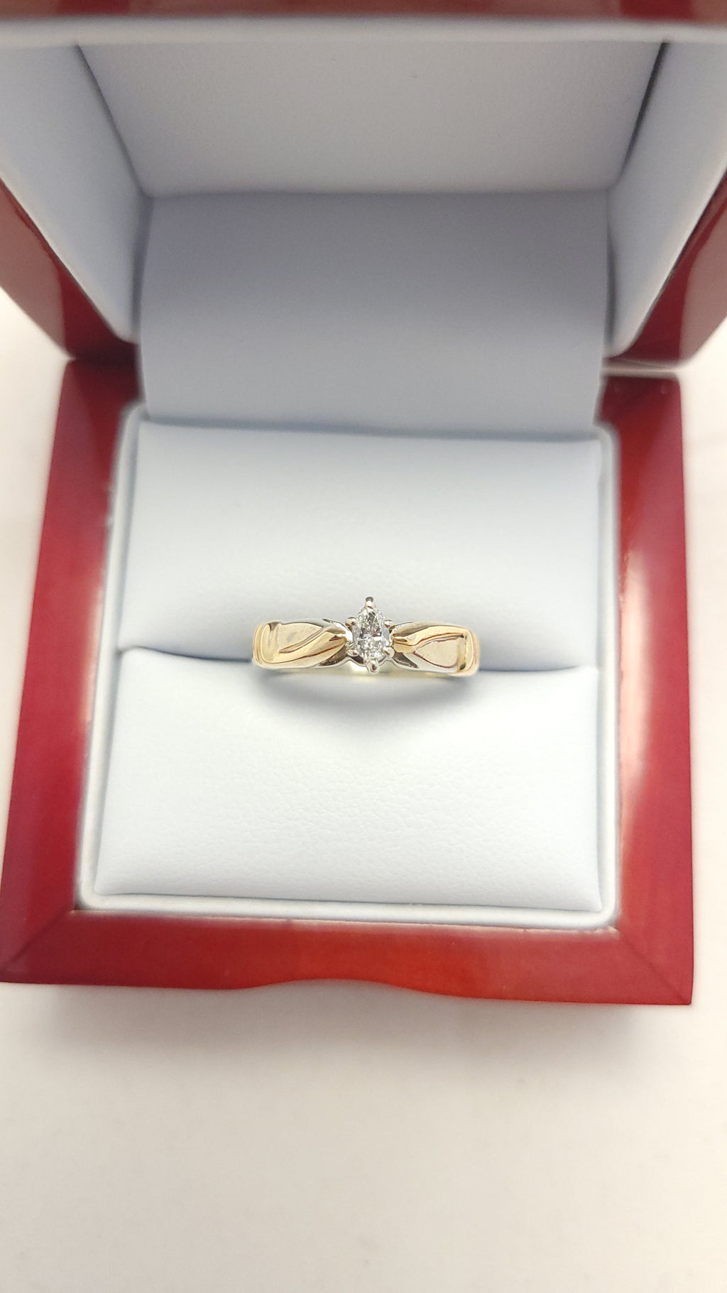 Anillo solitario de marquesa en oro amarillo de 14K