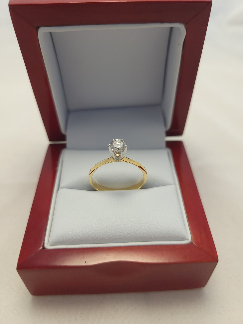 Anillo de diamante solitario de oro amarillo de 14K