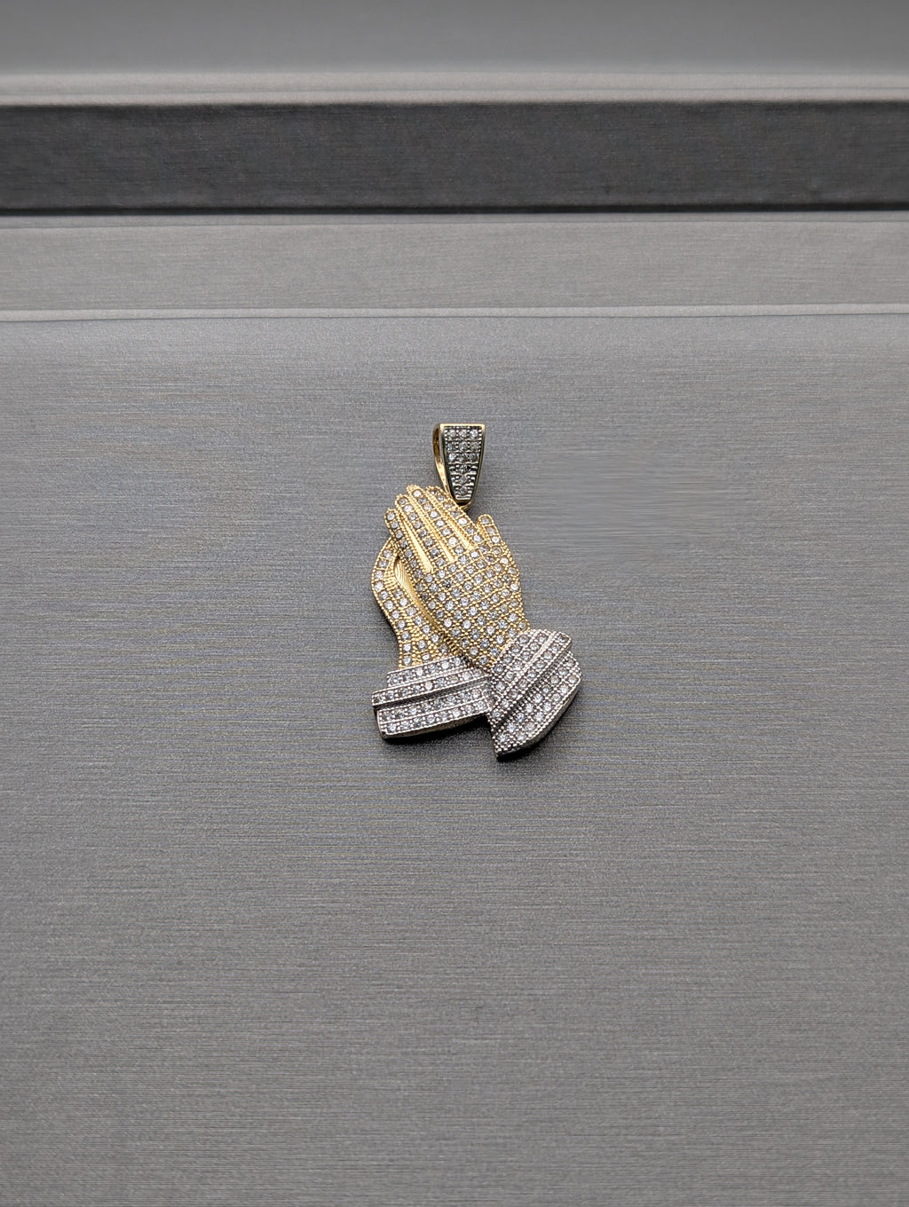 Colgante Manos de Oración CZ en oro amarillo de 14K