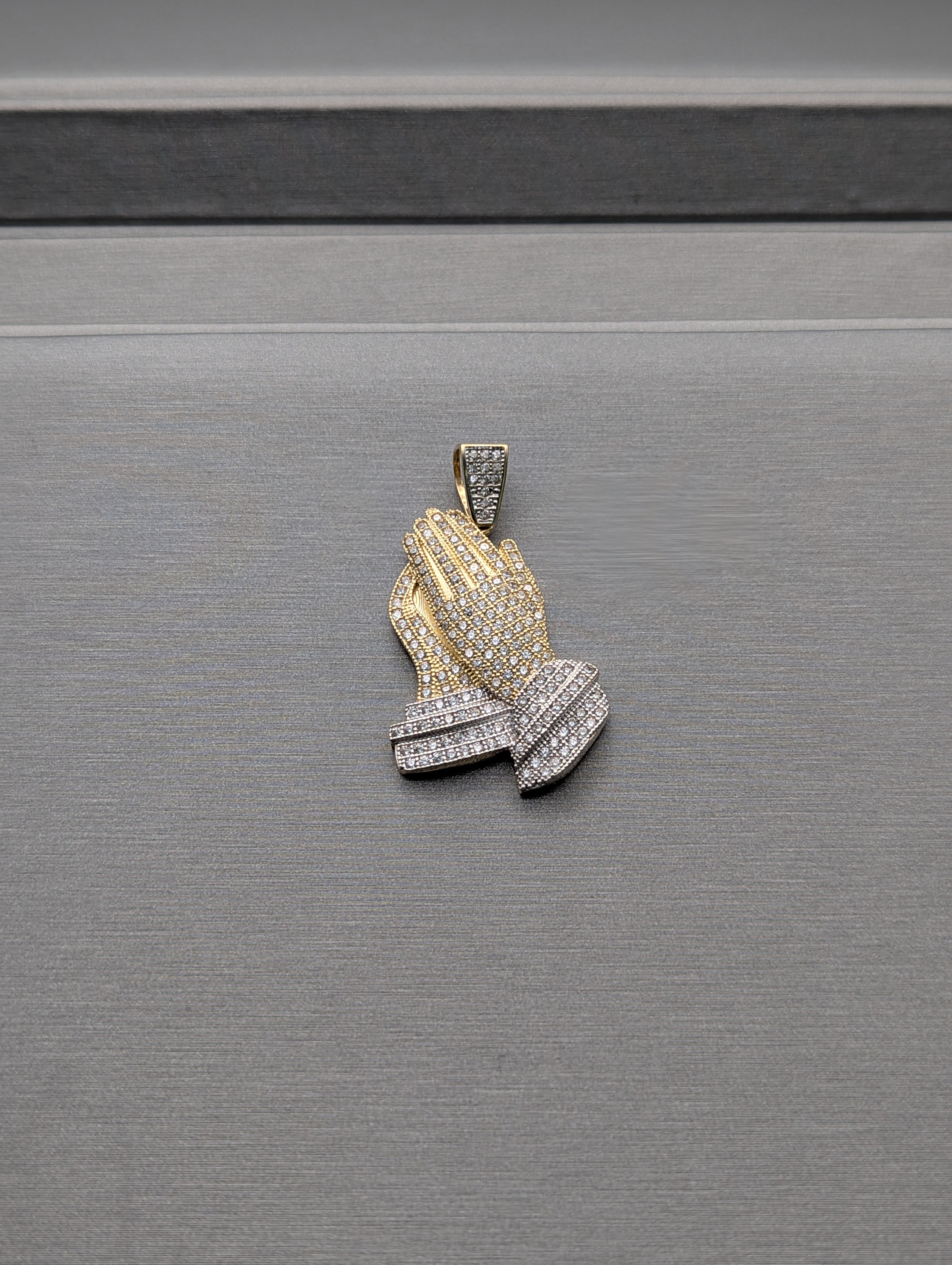 Colgante Manos de Oración CZ en oro amarillo de 14K