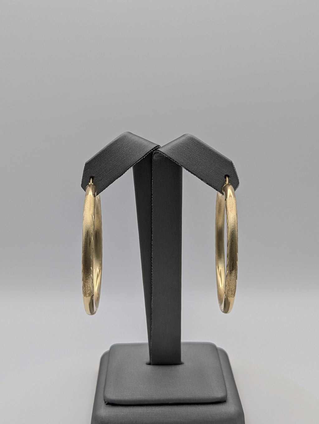 Pendientes de aro de satén con corte diamante en oro amarillo de 14K
