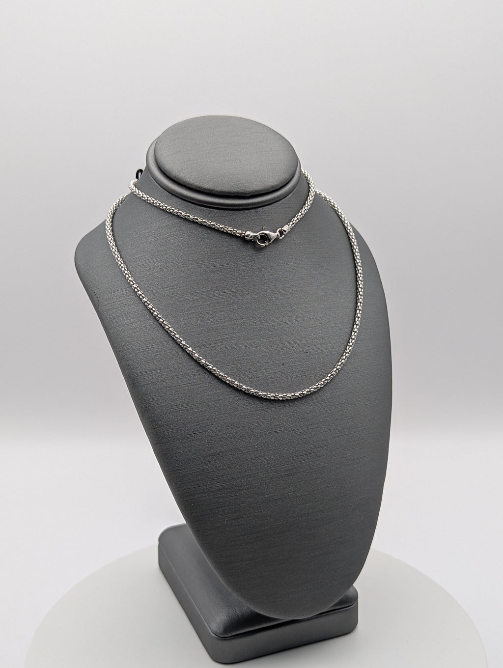 Collar de eslabones tipo palomitas de maíz de oro blanco de 14 quilates