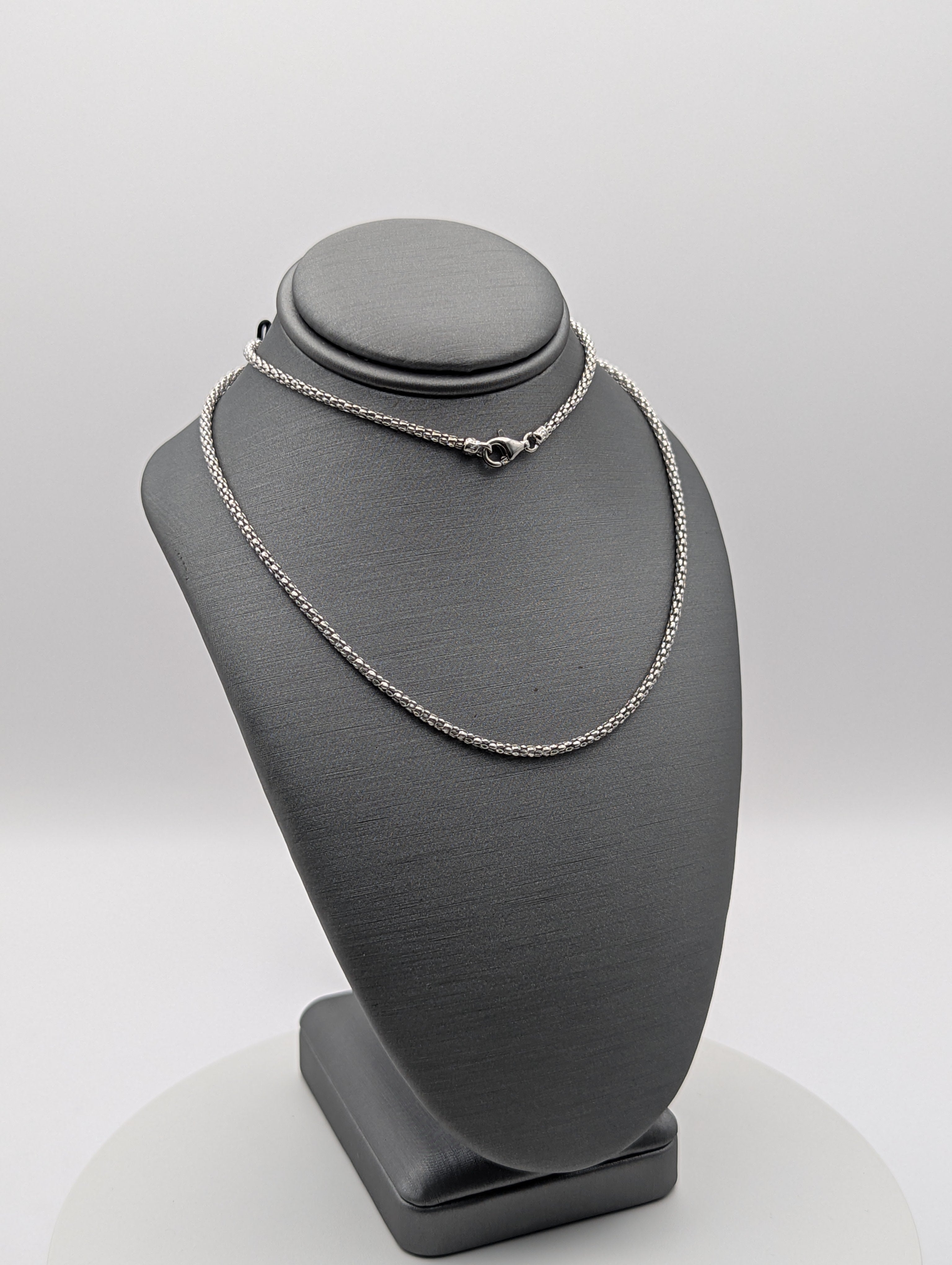 Collar de eslabones tipo palomitas de maíz de oro blanco de 14 quilates