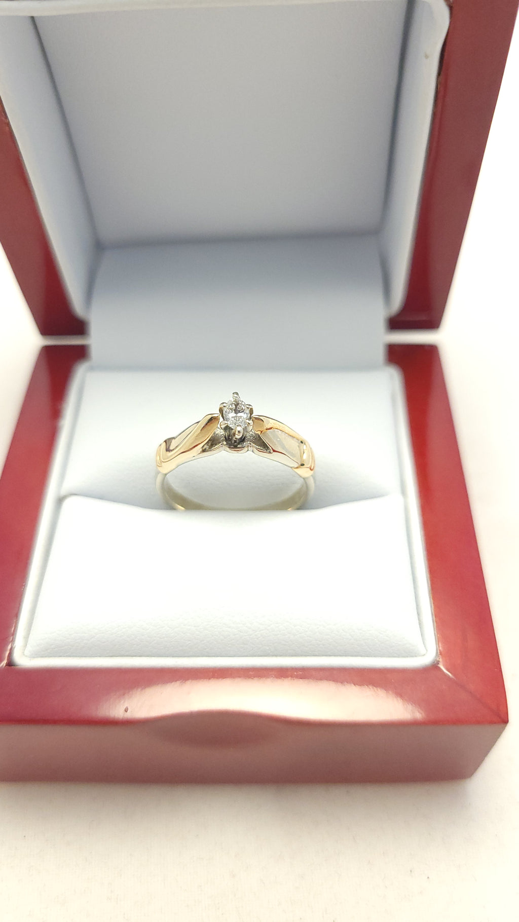 Anillo solitario de marquesa en oro amarillo de 14K