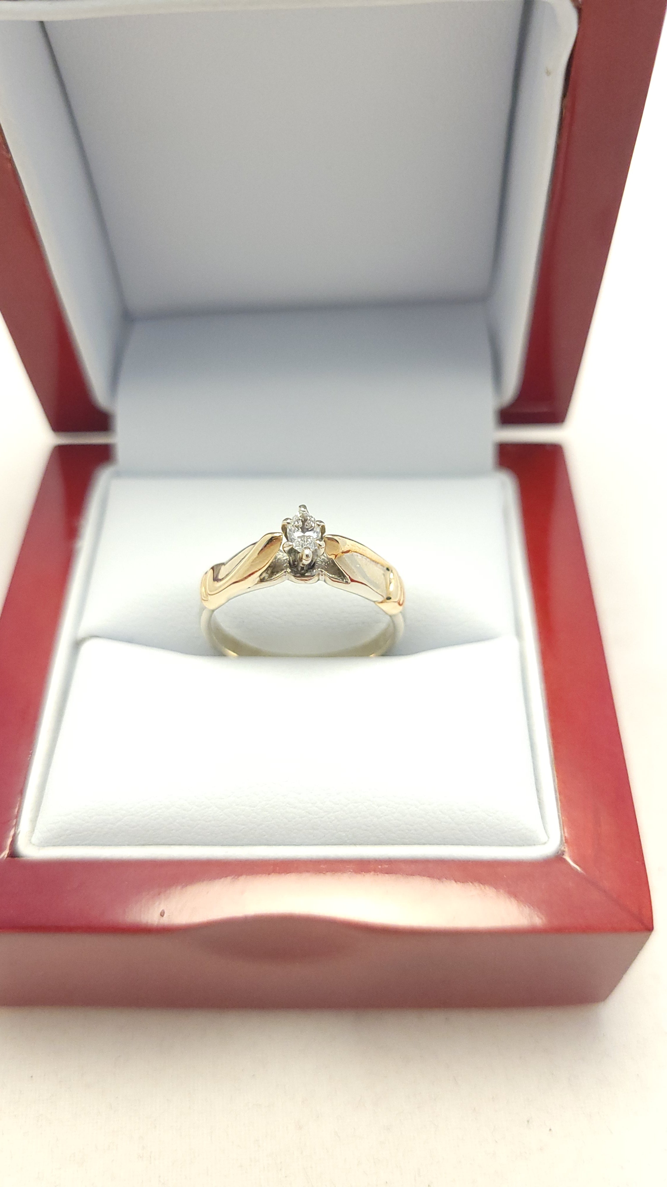 Anillo solitario de marquesa en oro amarillo de 14K
