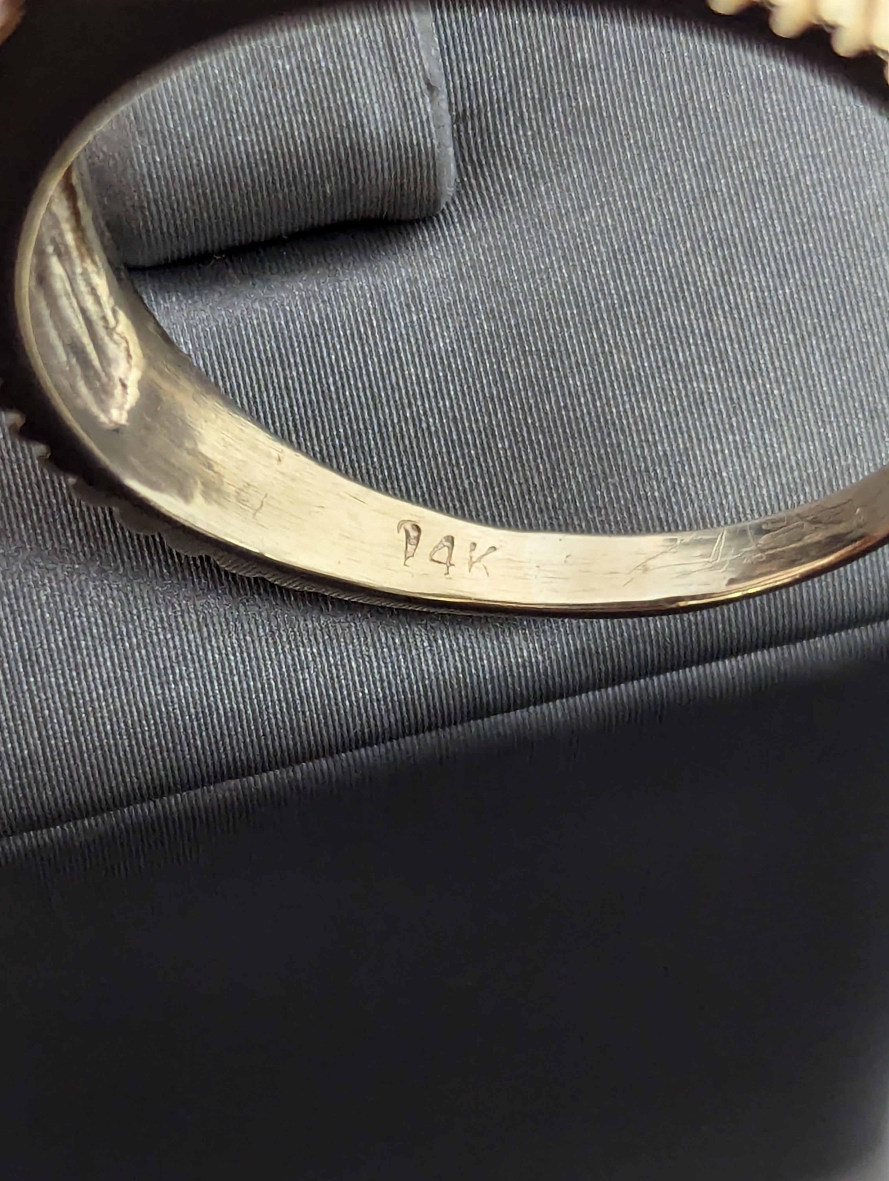 Anillo de oro amarillo de 14 quilates con circonitas cúbicas
