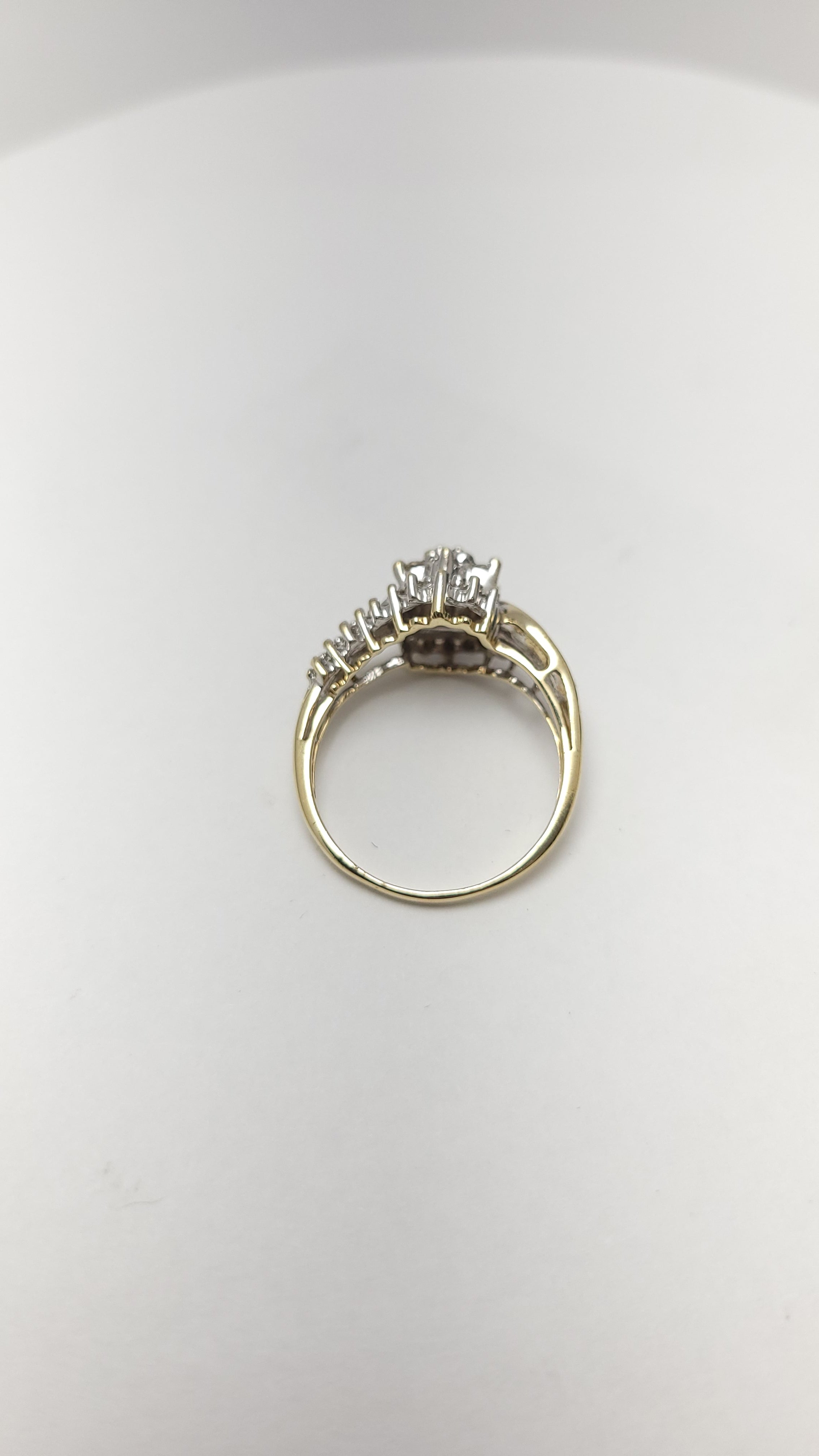Anillo de racimo de diamantes de oro amarillo de 10K