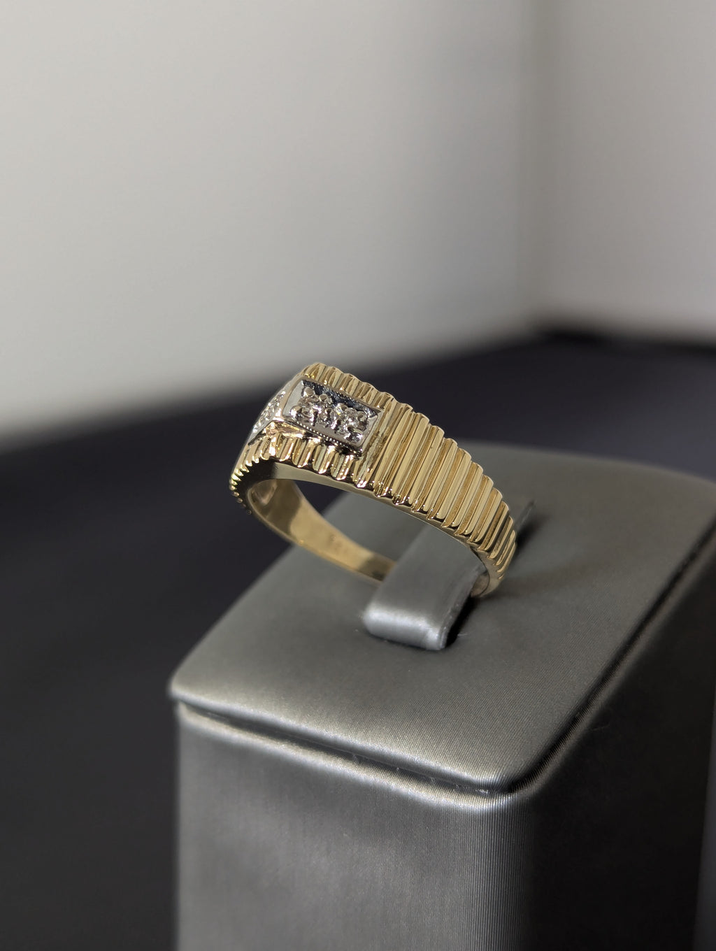 Anillo de oro amarillo de 14 quilates con circonitas cúbicas