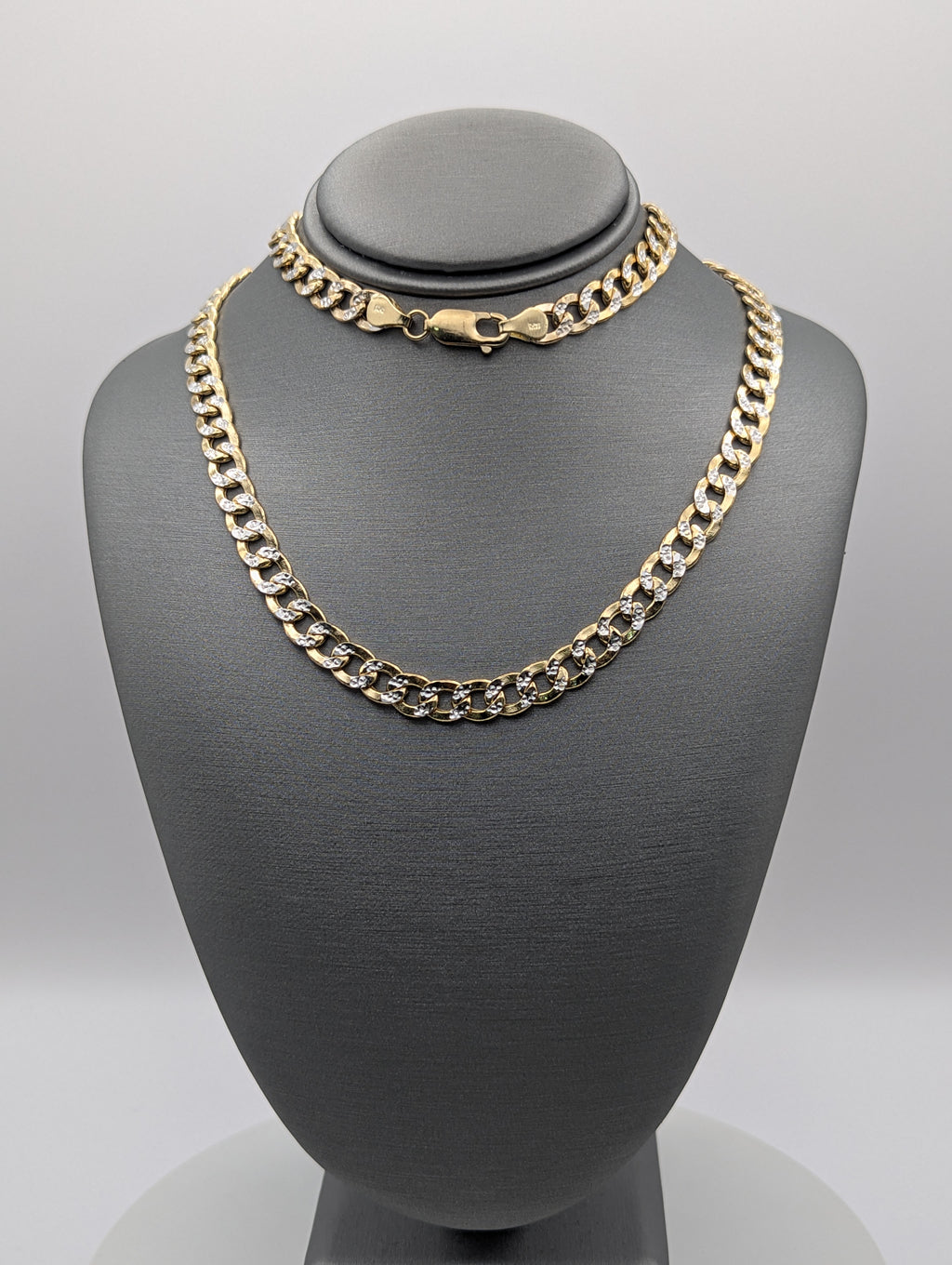 Cadena de eslabones tipo cubana, hueca y diamantada, de oro de 14K