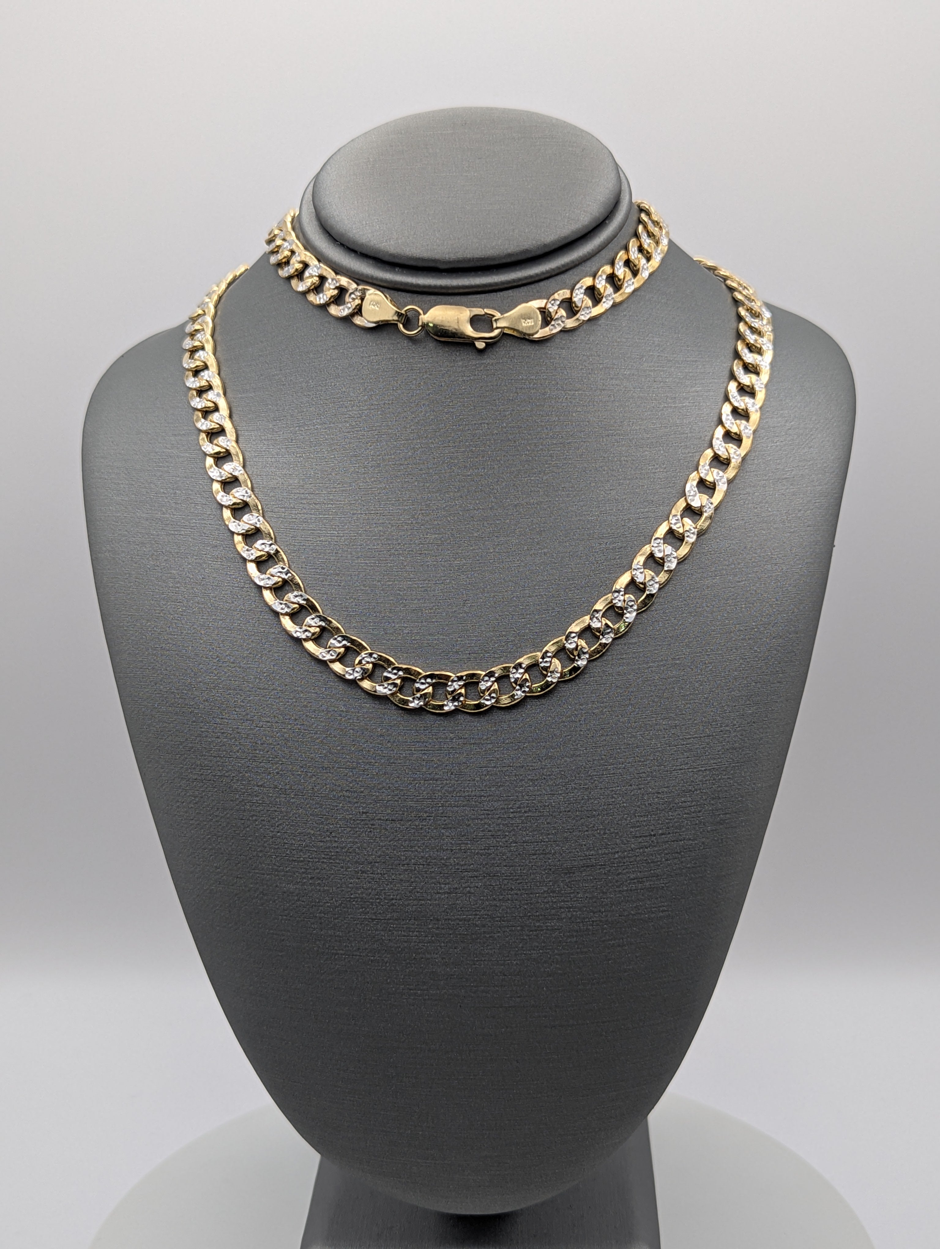 Cadena de eslabones tipo cubana, hueca y diamantada, de oro de 14K