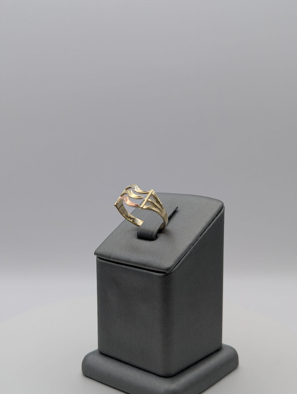 Anillo ondulado de oro tricolor de 14 quilates con corte de diamante