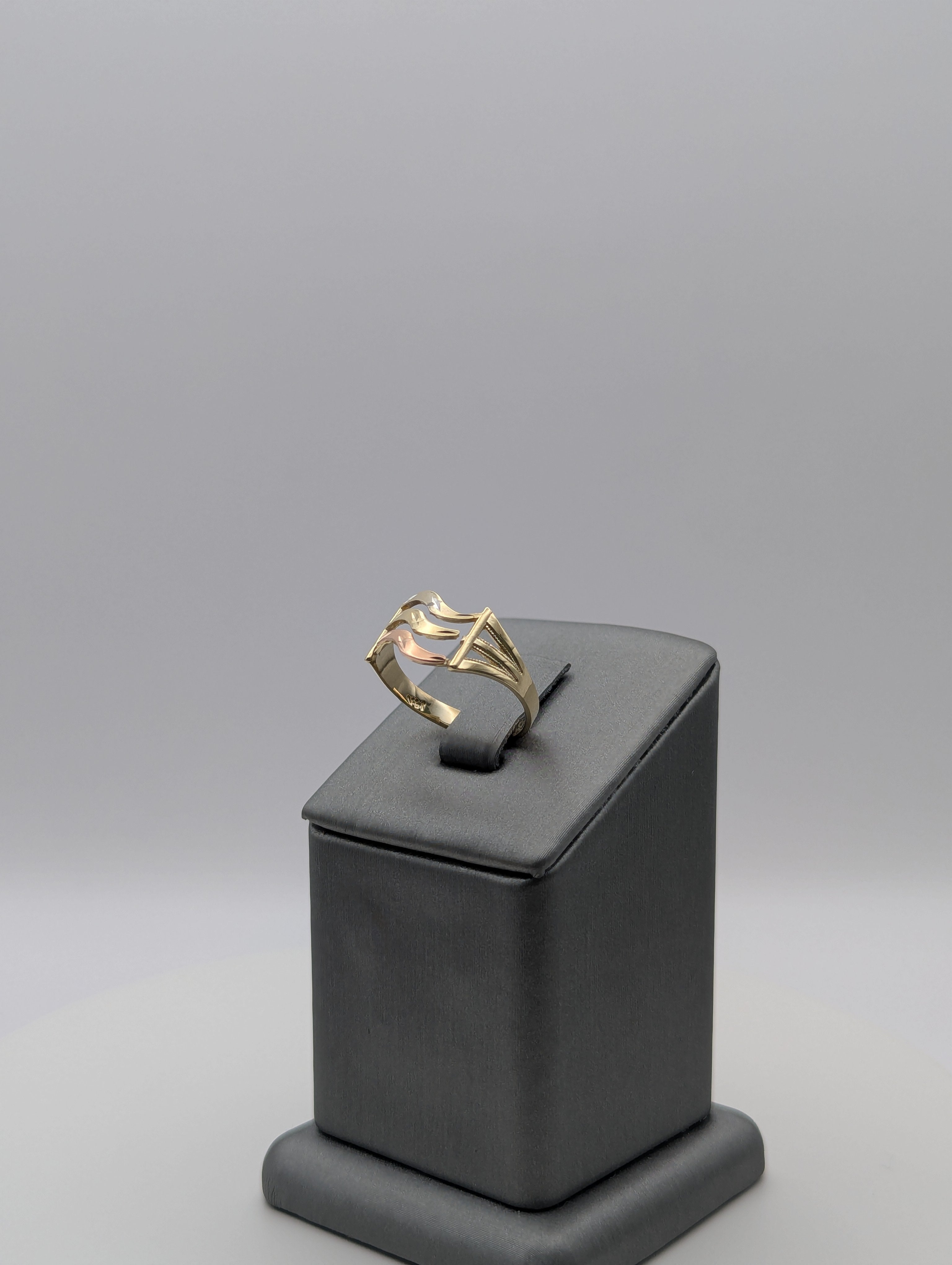 Anillo ondulado de oro tricolor de 14 quilates con corte de diamante