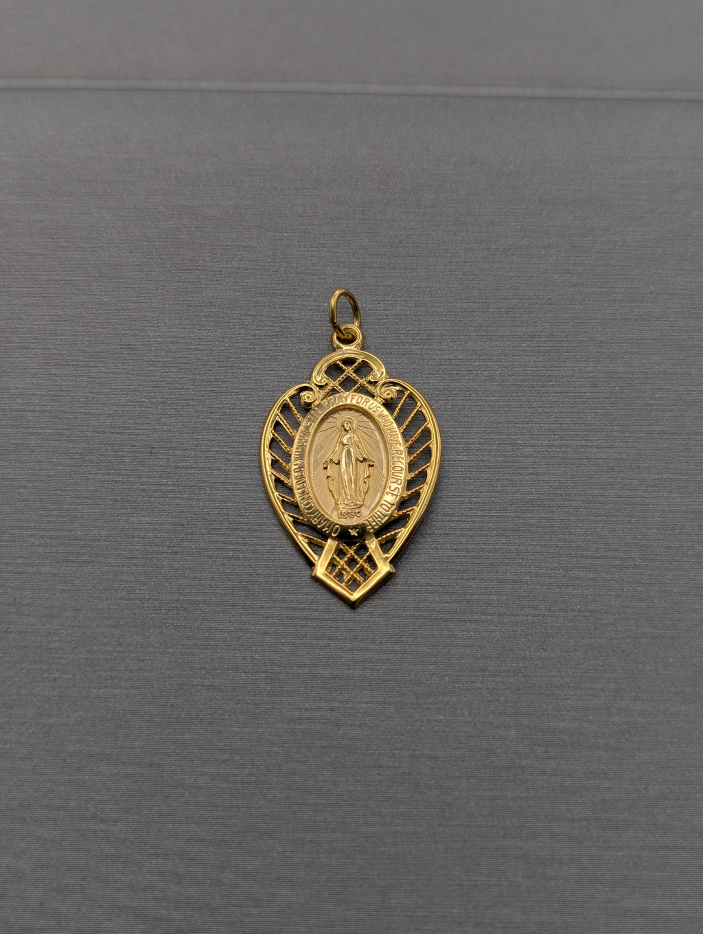 Colgante de oro amarillo de 14 quilates con la Virgen María de fantasía