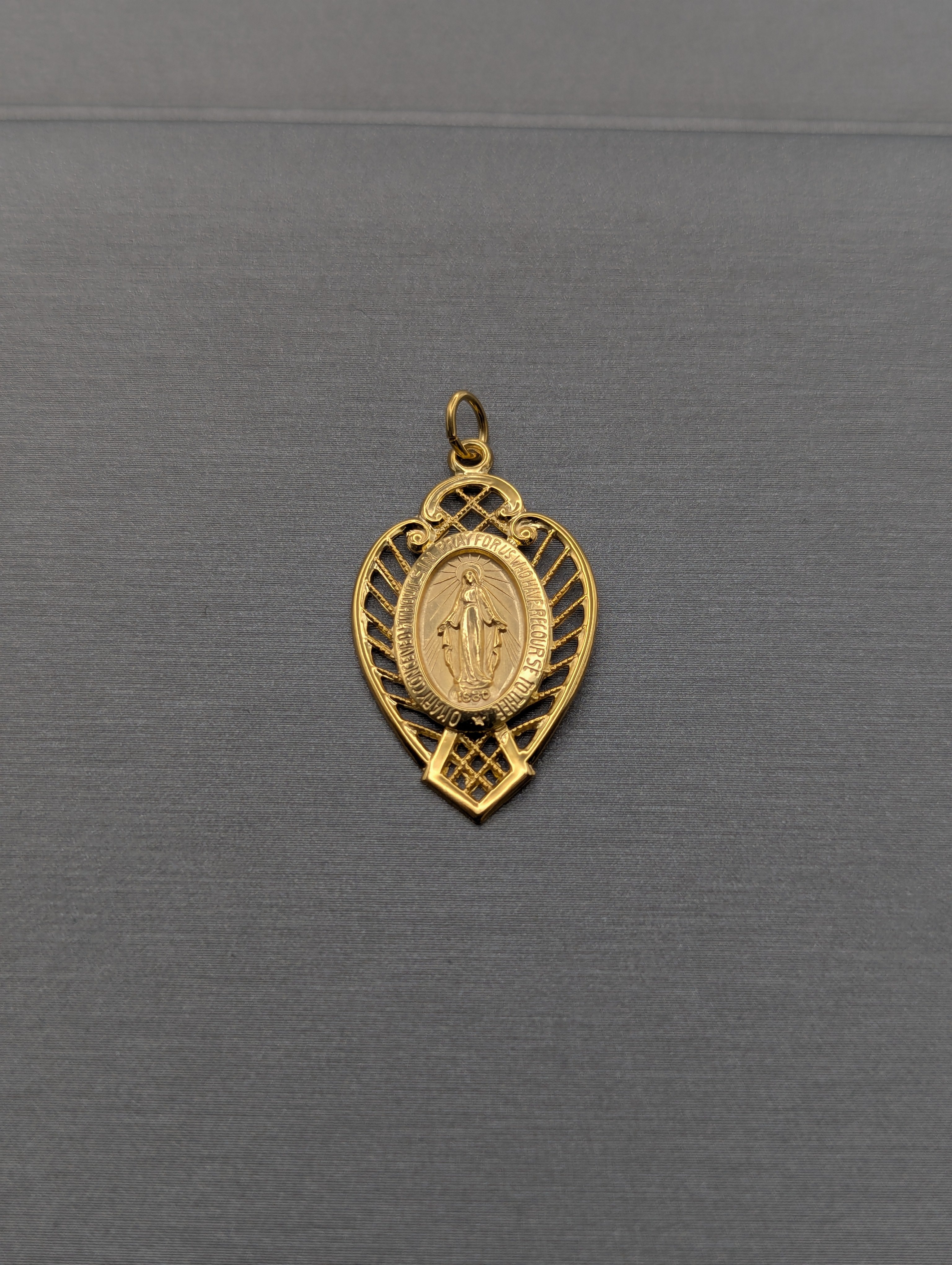 Colgante de oro amarillo de 14 quilates con la Virgen María de fantasía