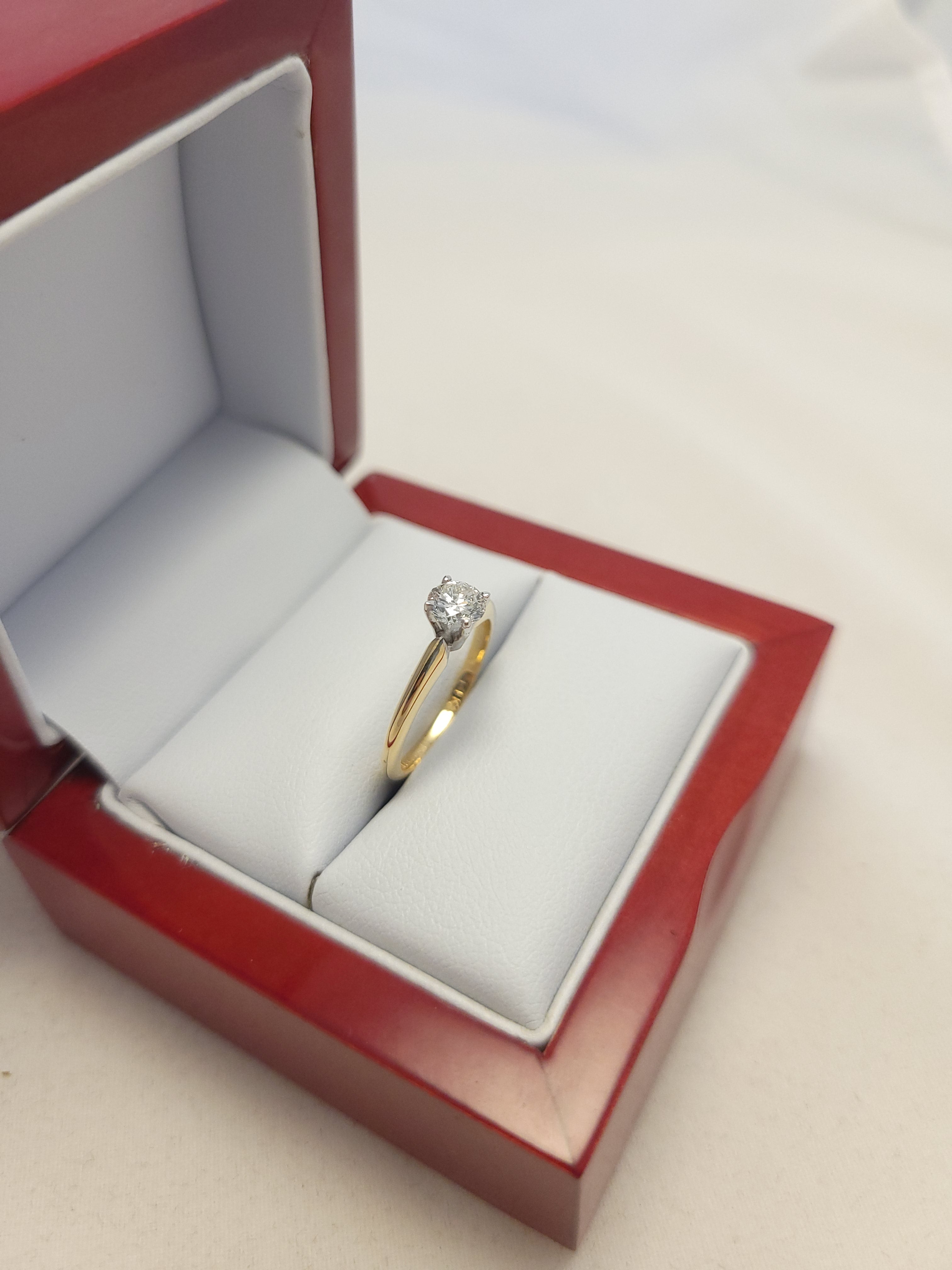 Anillo solitario de diamante de oro amarillo de 14K