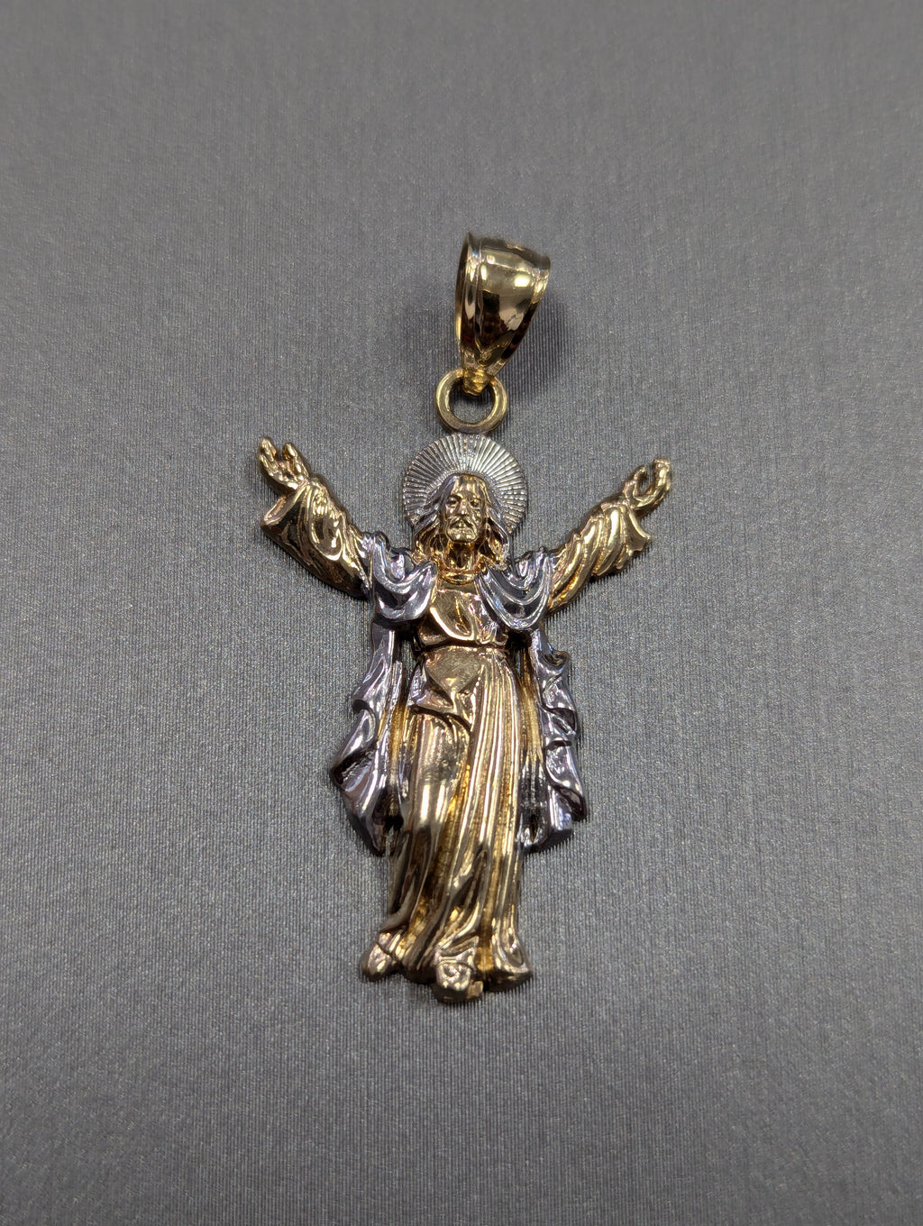 Colgante de Jesús con brazos abiertos de dos tonos de oro de 14K