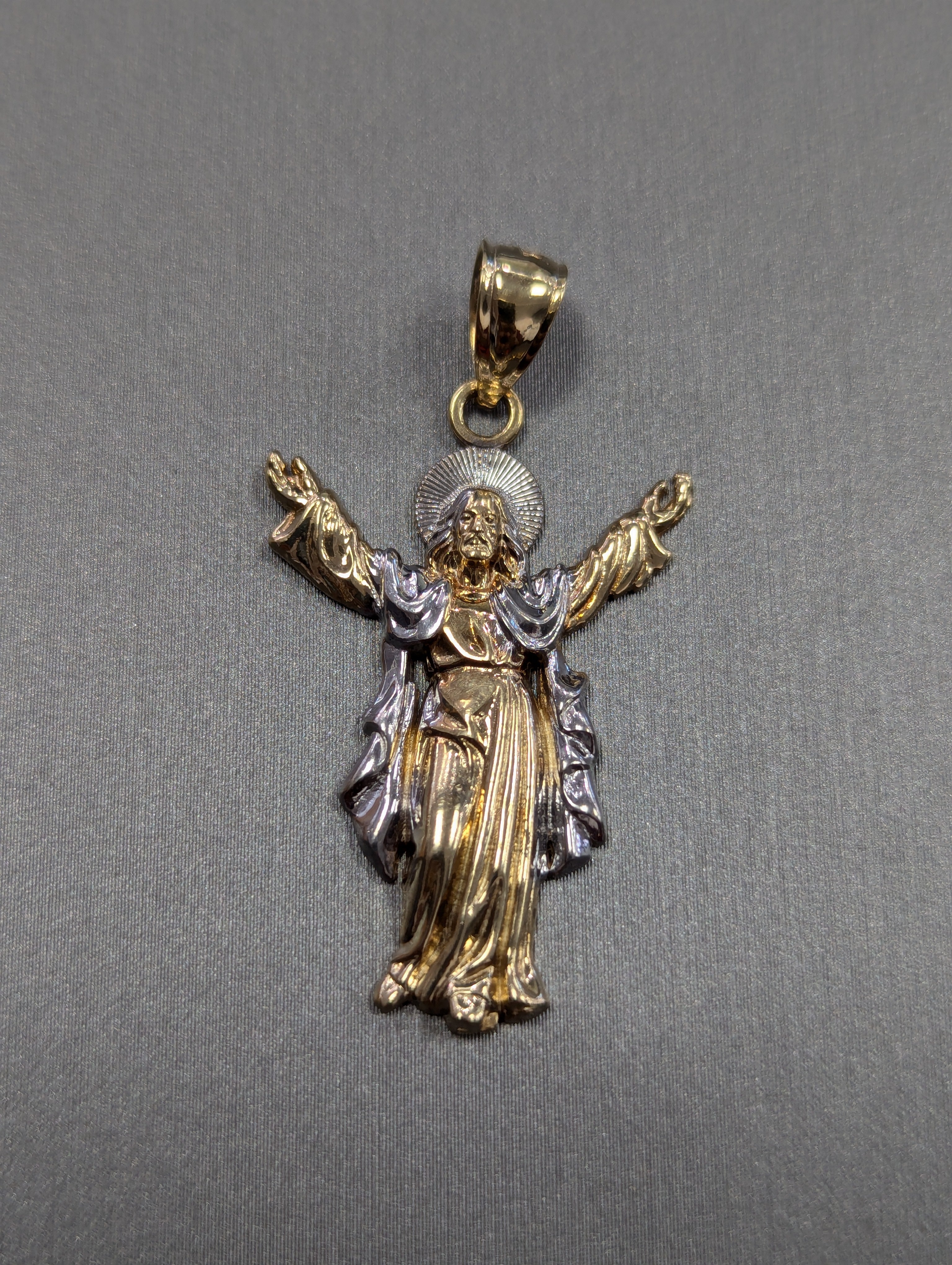 Colgante de Jesús con brazos abiertos de dos tonos de oro de 14K