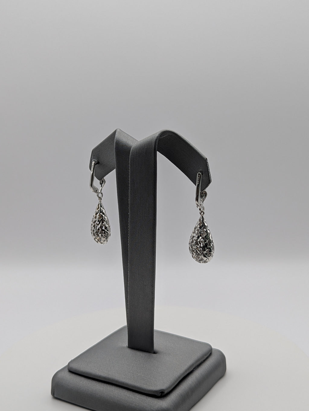 Pendientes de lágrima de oro blanco de 14K con corte de diamante
