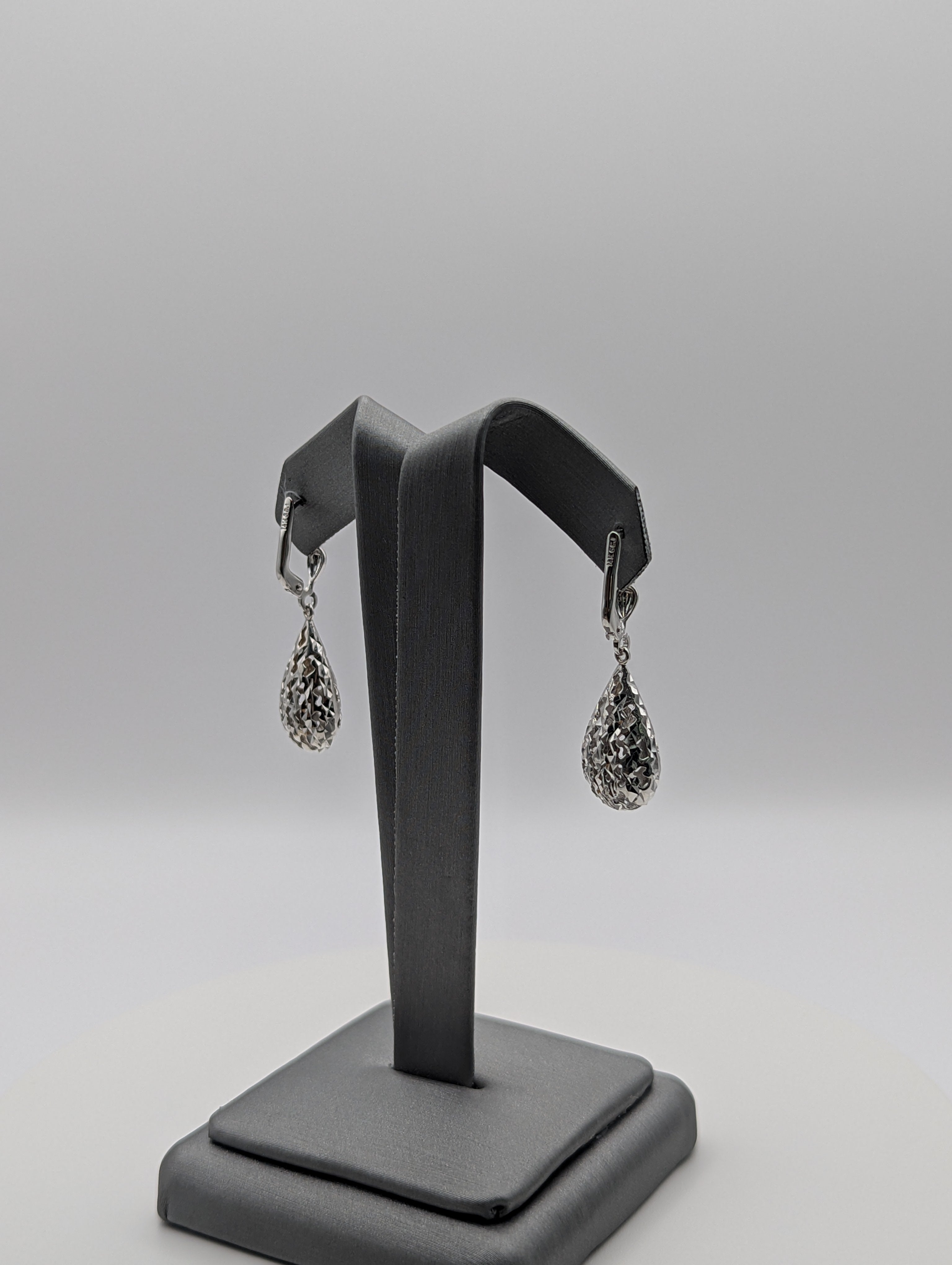 Pendientes de lágrima de oro blanco de 14K con corte de diamante