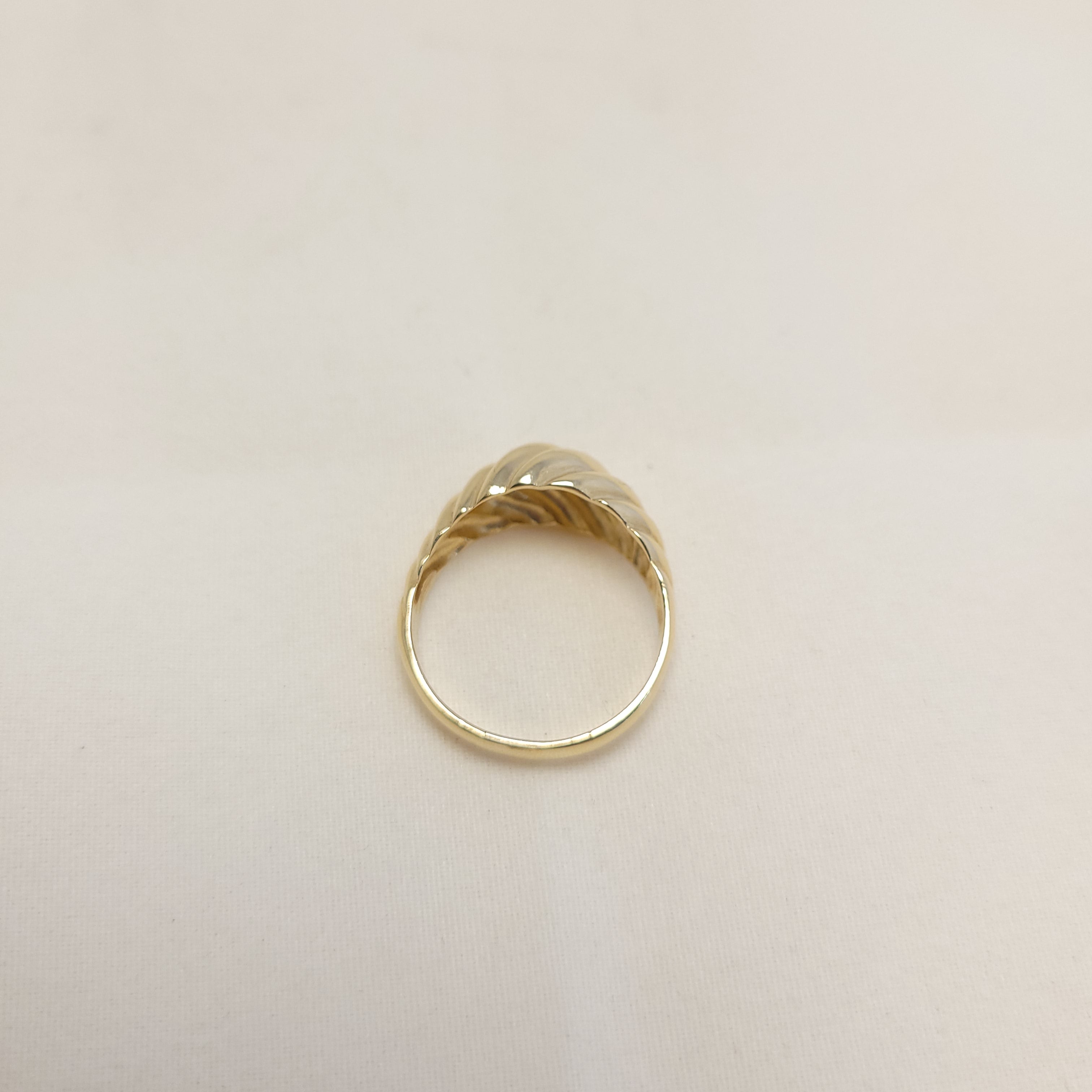 Anillo Elegante Hinchado de Oro Amarillo de 14K