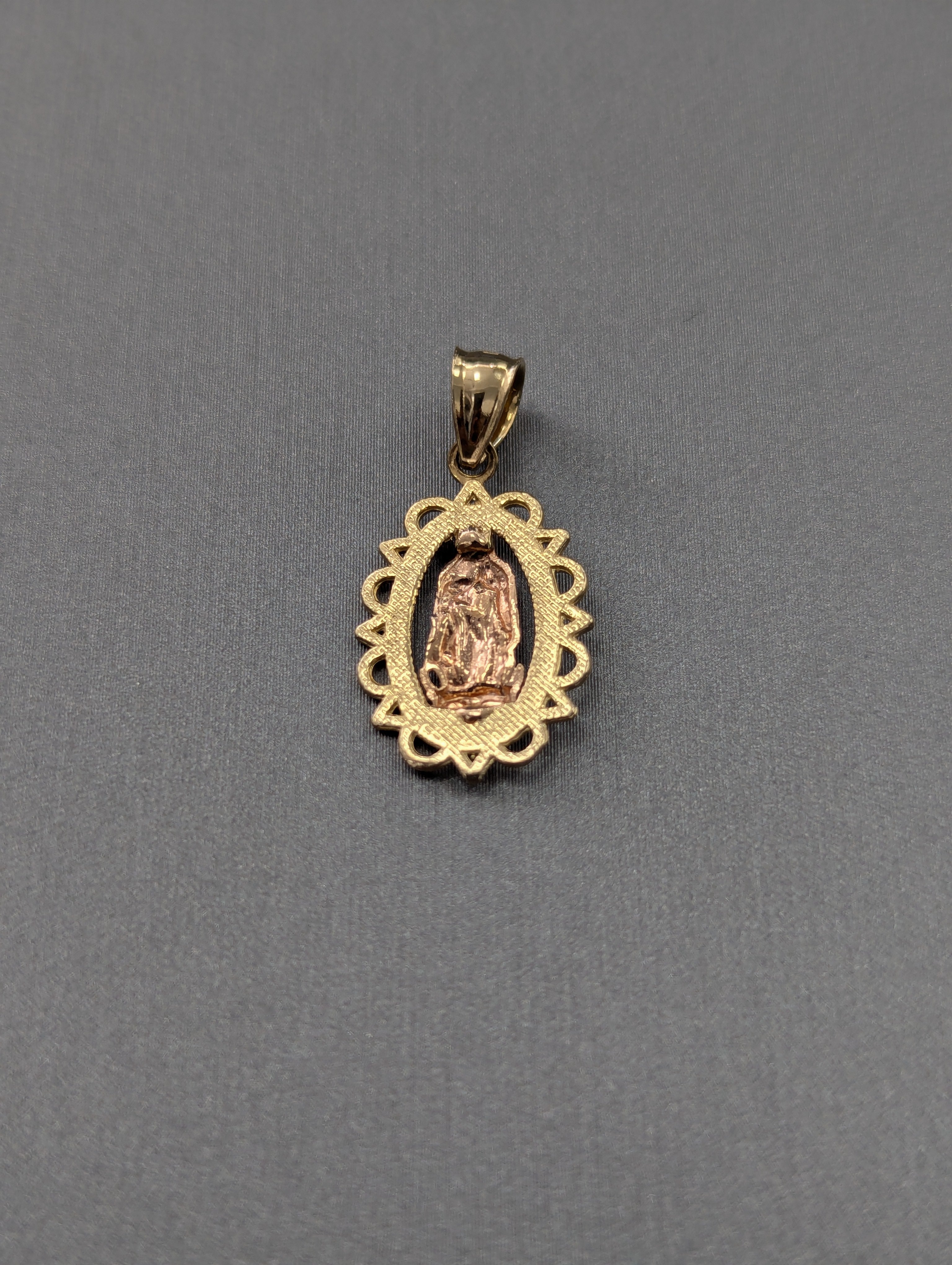 Colgante de la Virgen María bicolor de 14K