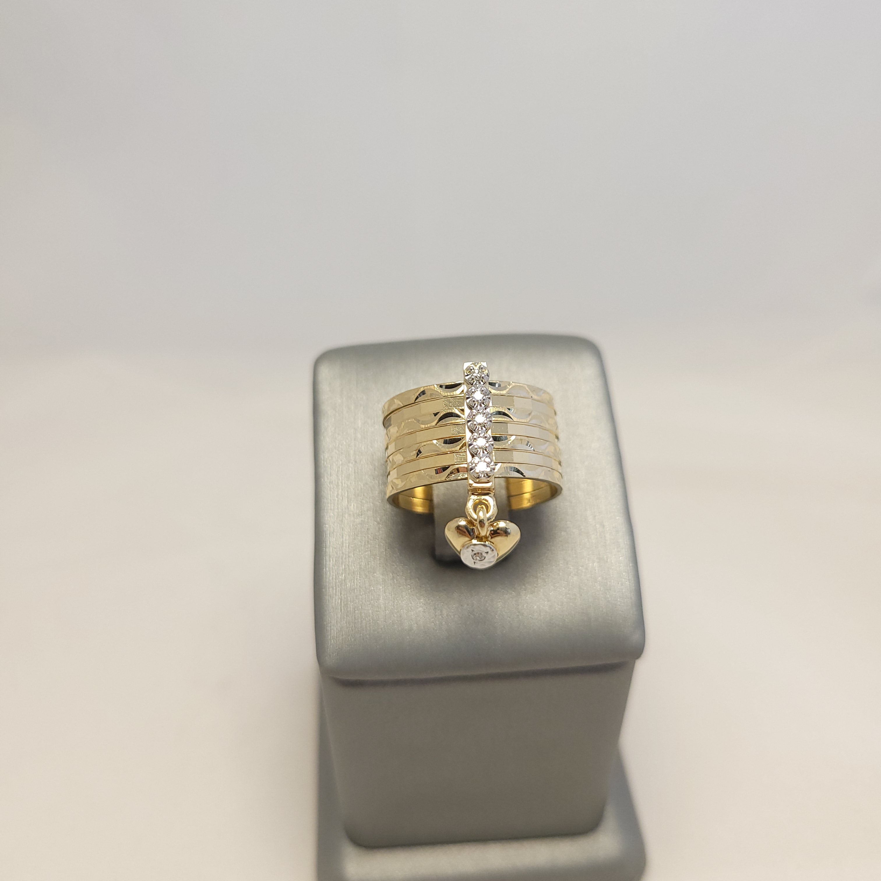 Anillo multi-corazones colgantes de oro amarillo de 14K