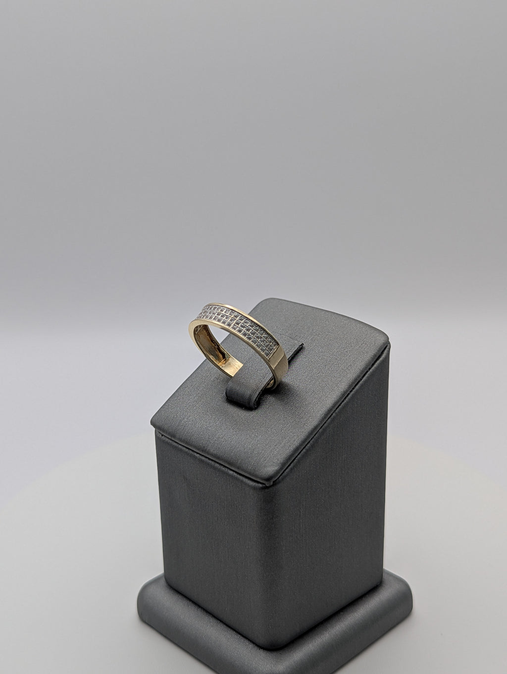 Argolla matrimonial de oro amarillo de 14K con circonita cúbica