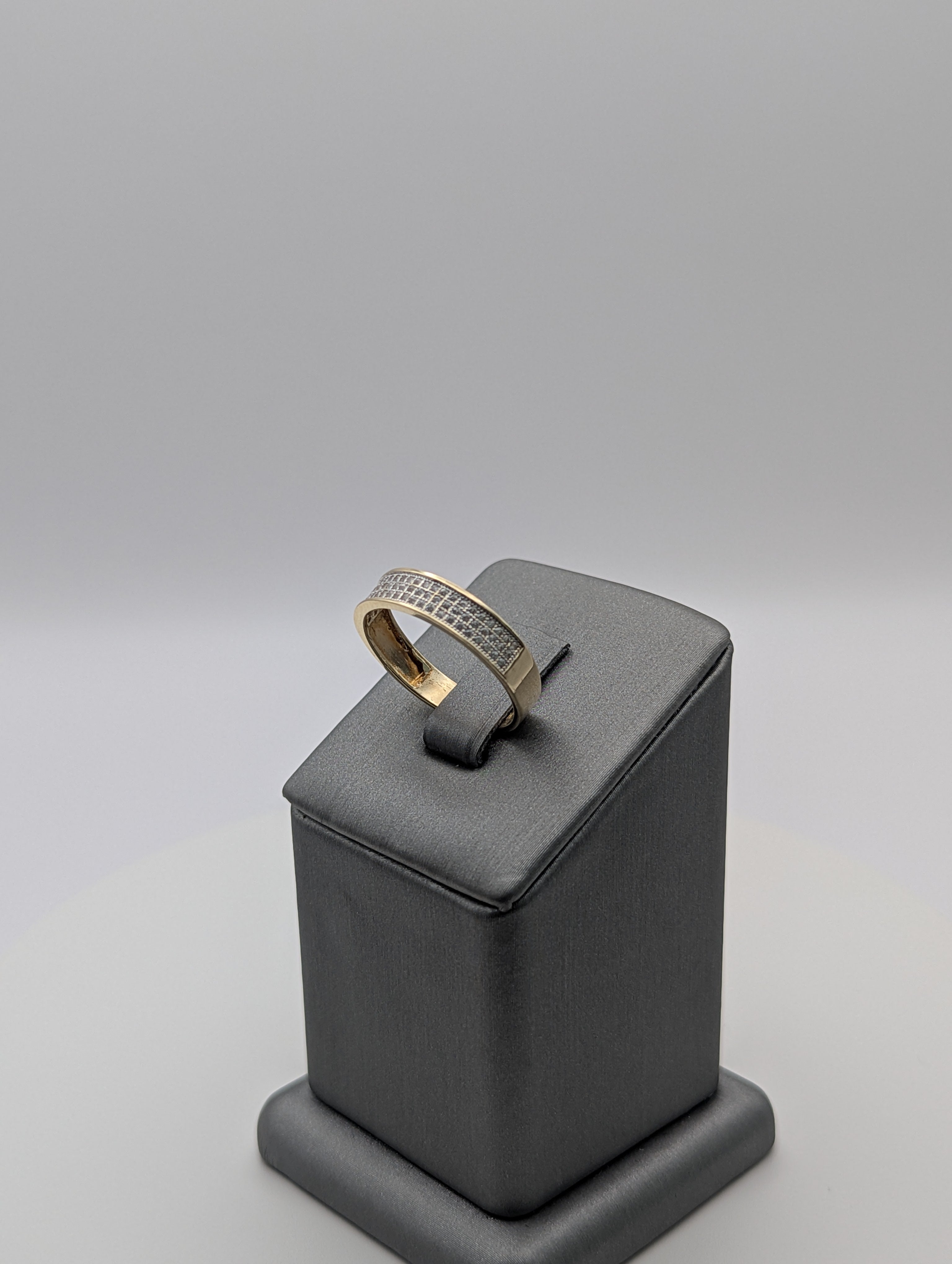 Argolla matrimonial de oro amarillo de 14K con circonita cúbica