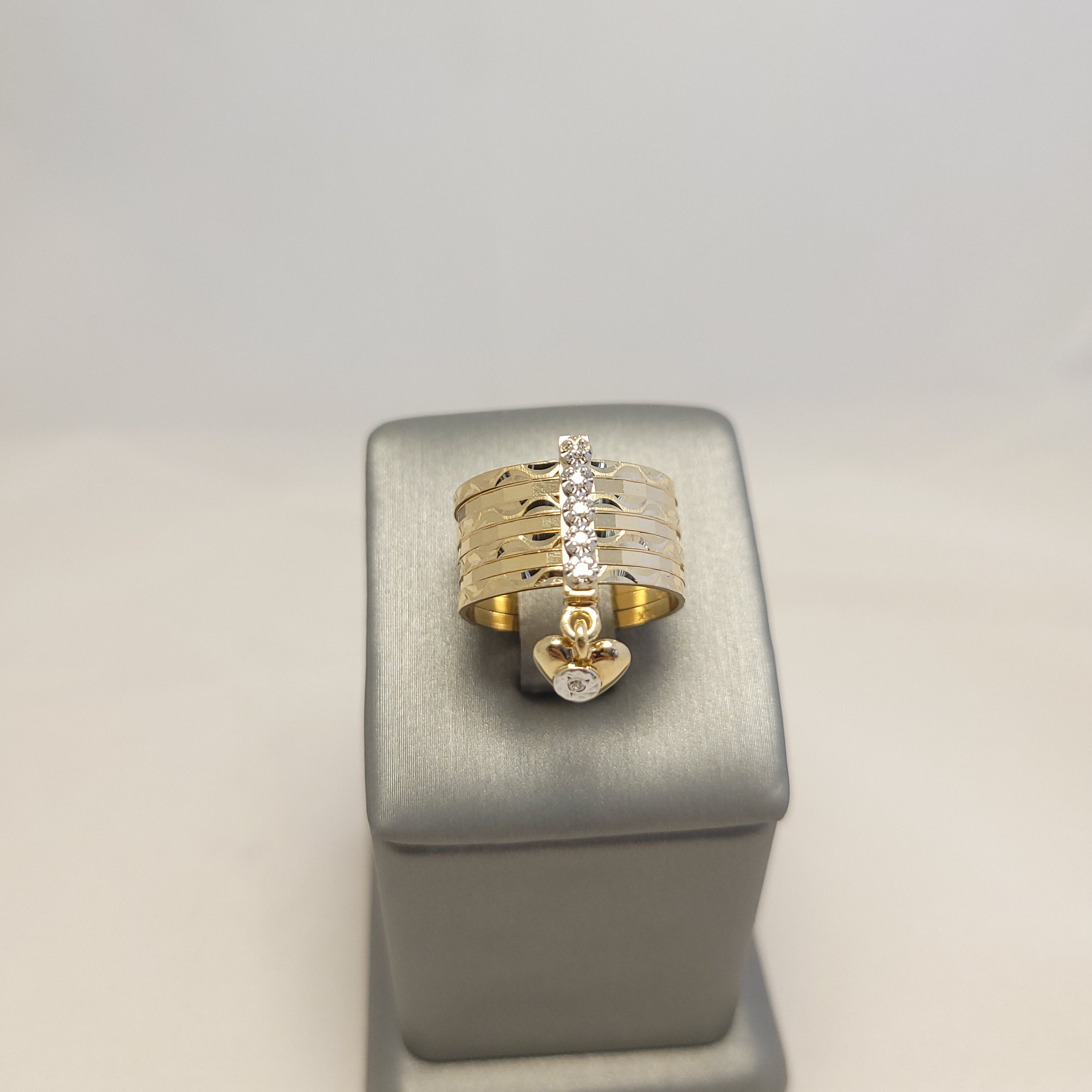 Anillo multi-corazones colgantes de oro amarillo de 14K