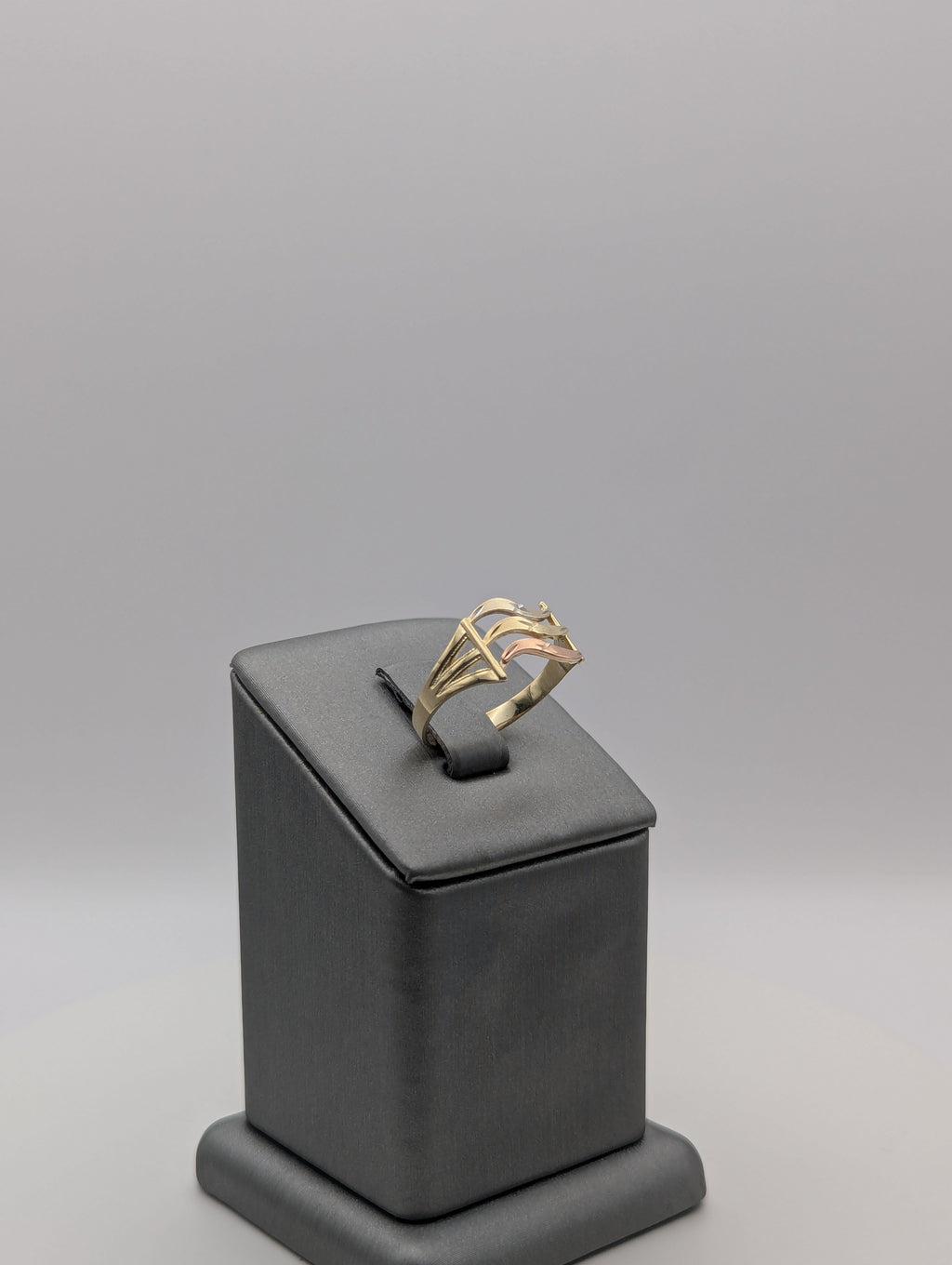 Anillo ondulado de oro tricolor de 14 quilates con corte de diamante