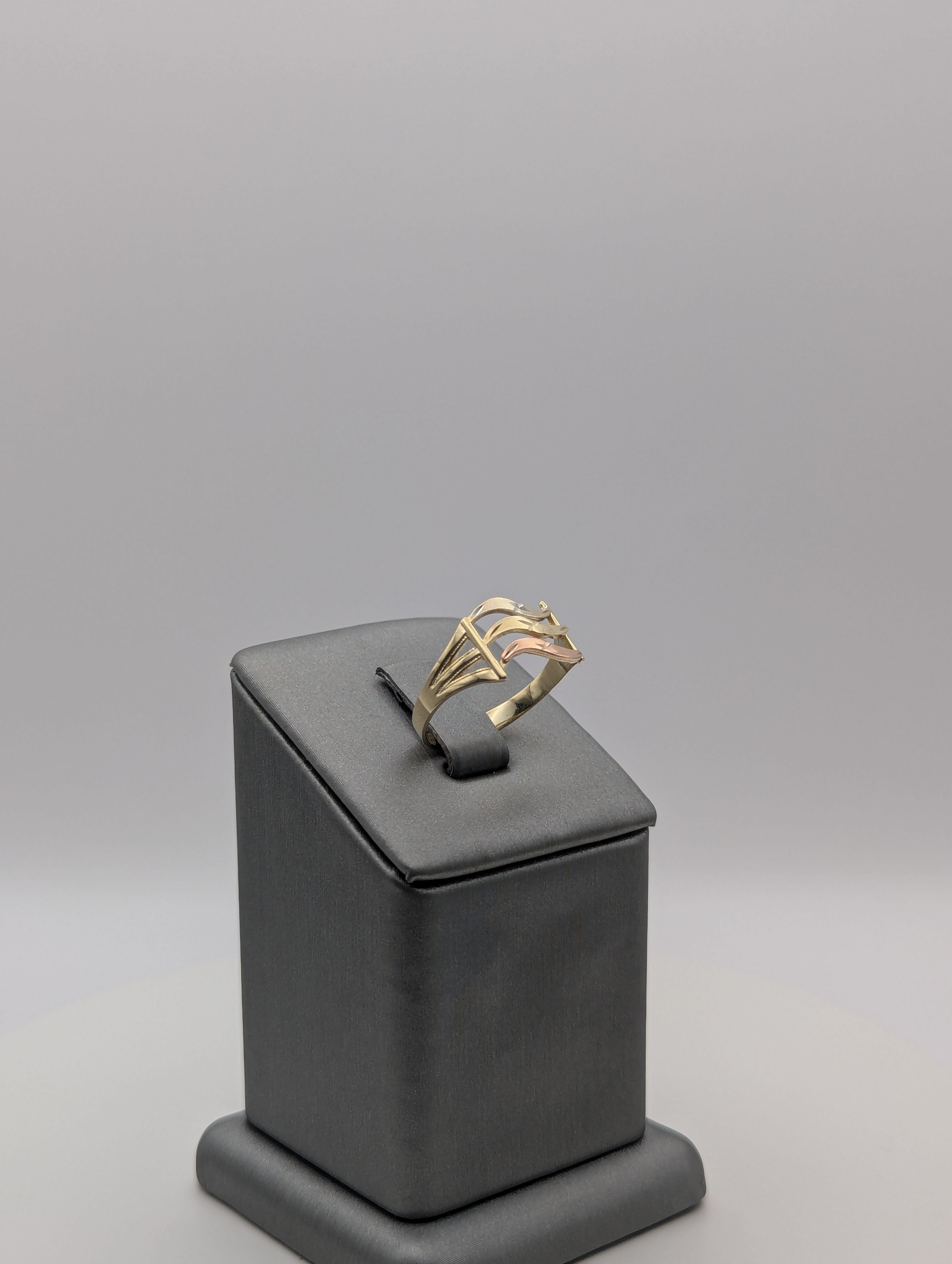 Anillo ondulado de oro tricolor de 14 quilates con corte de diamante
