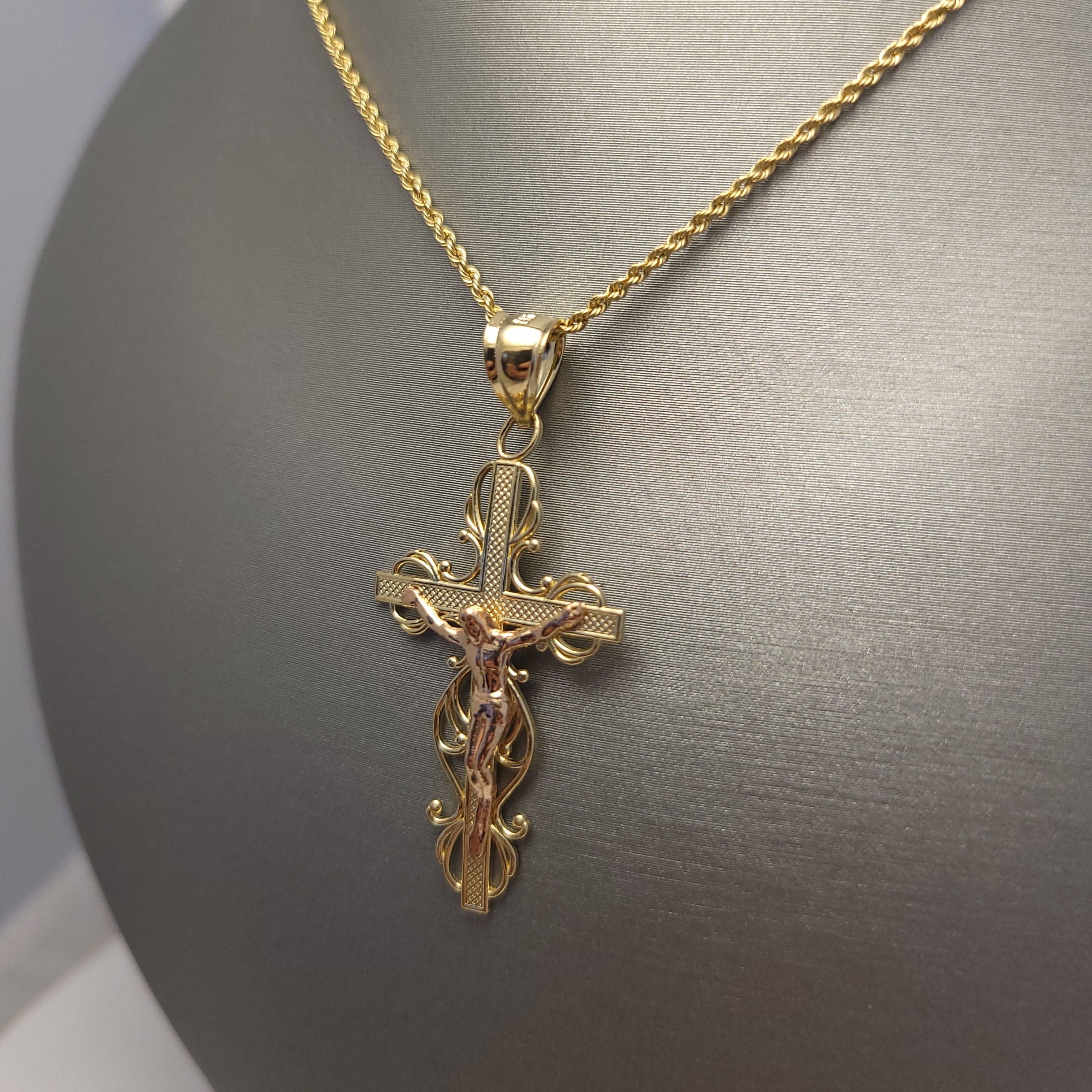 Colgante crucifijo intrincado de oro bicolor de 14K