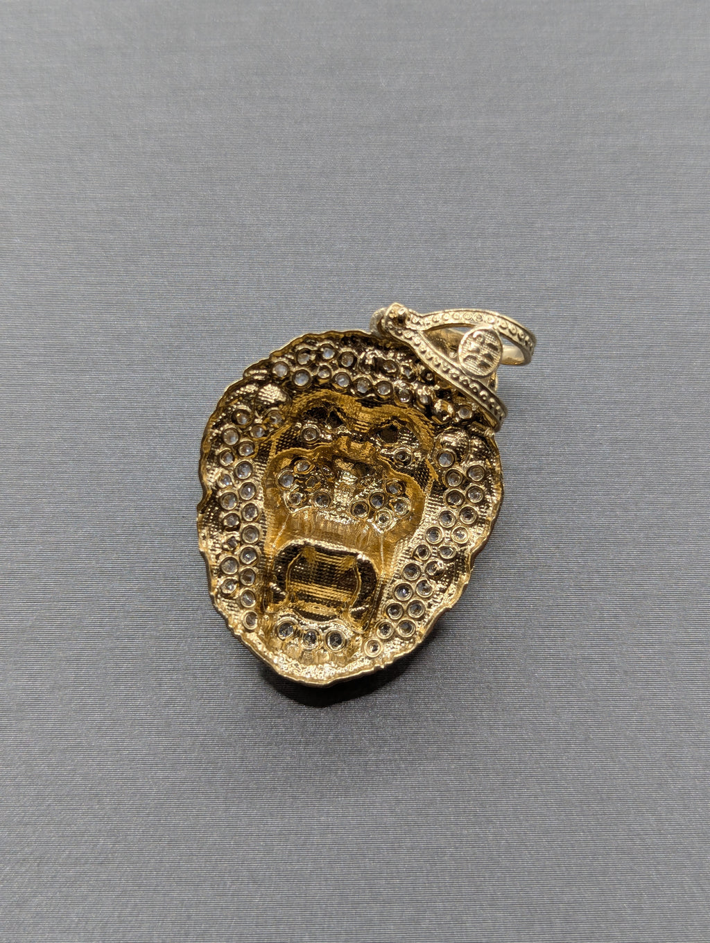 Colgante de cabeza de león en oro amarillo de 14 quilates