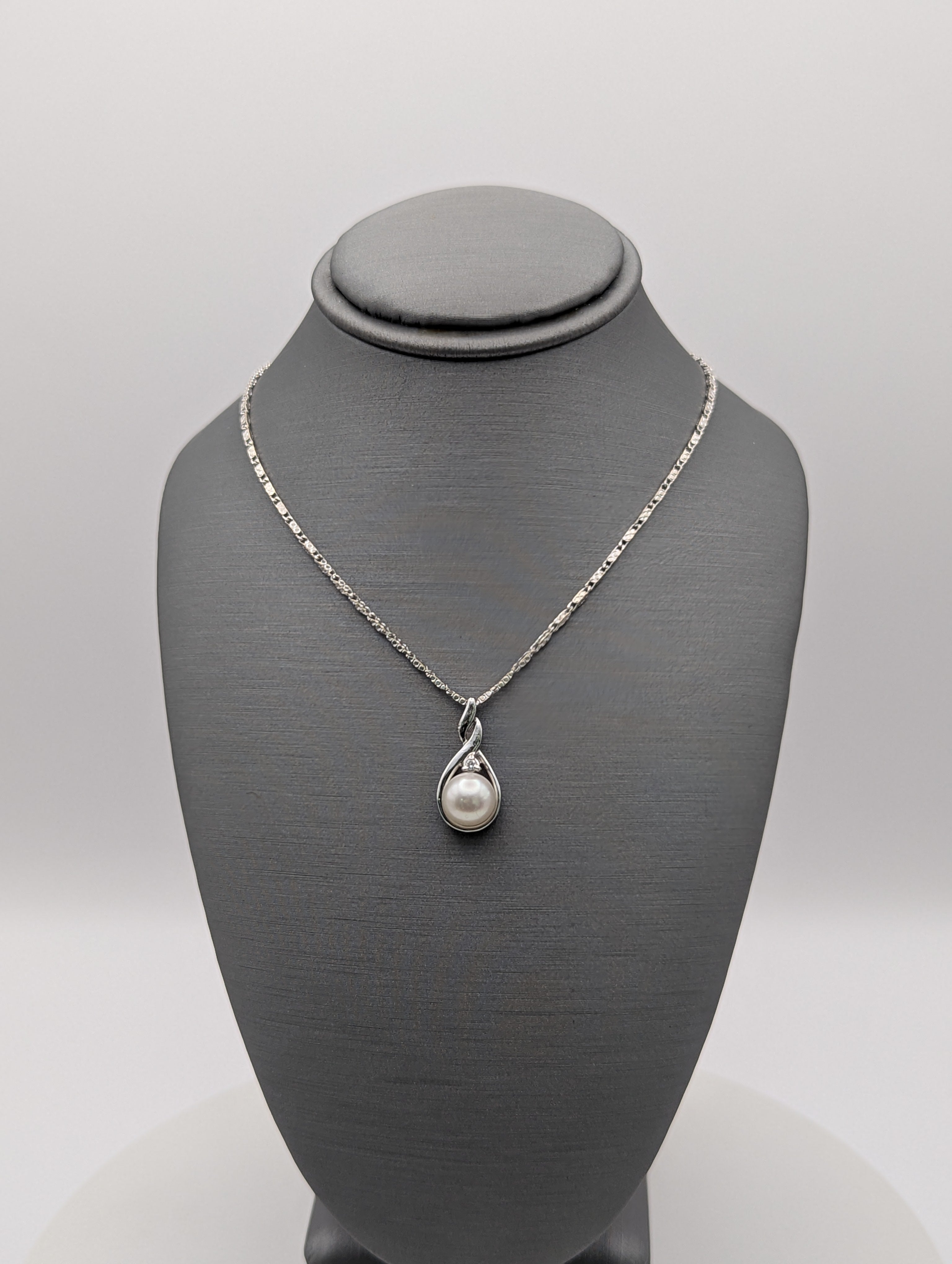 Cadena de perlas con diamante y oro blanco de 14 quilates