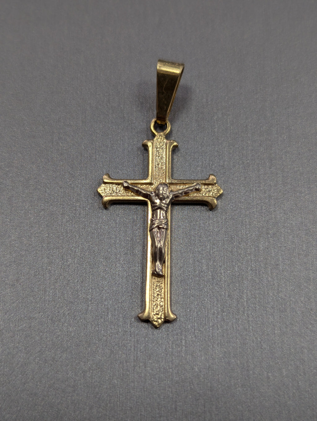 Colgante Crucifijo Bicolor de Oro de 14K