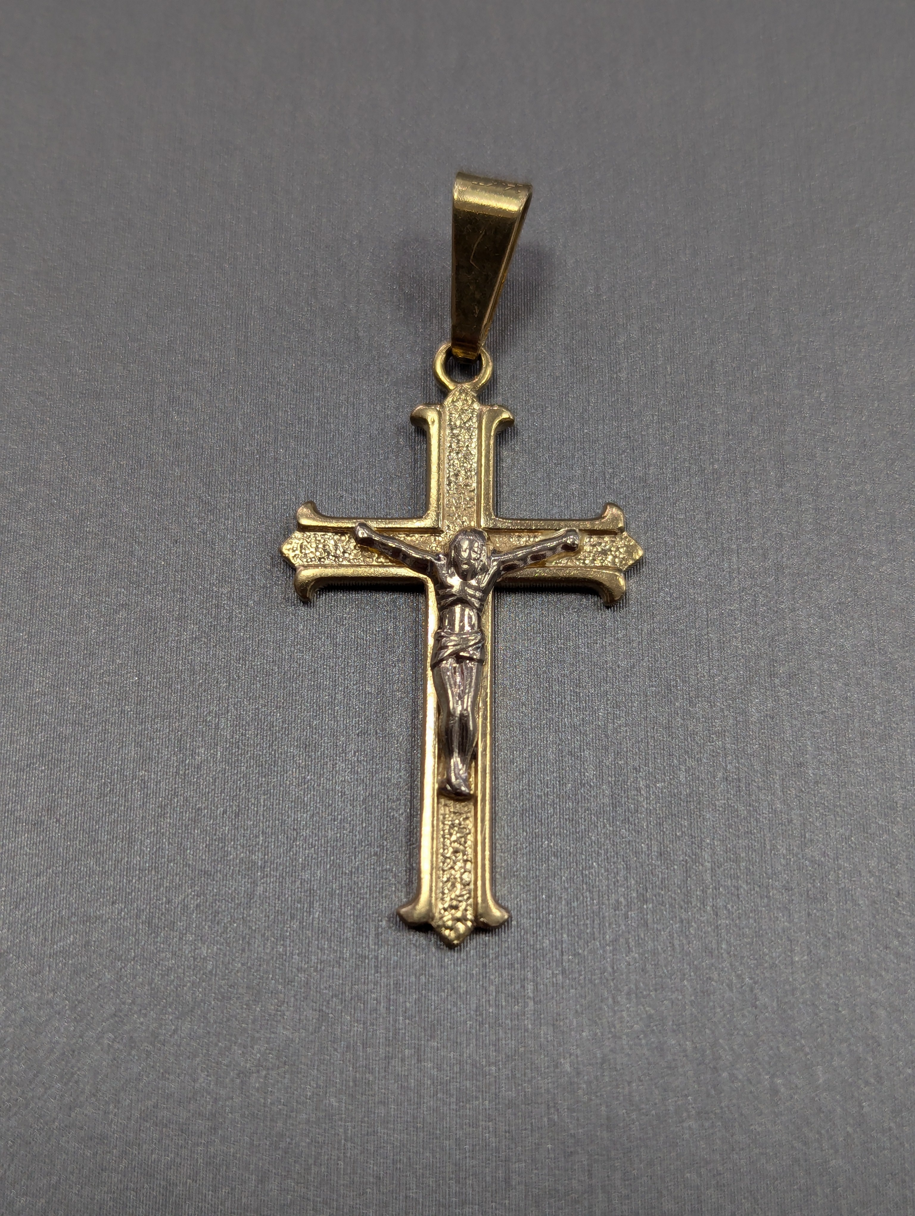 Colgante Crucifijo Bicolor de Oro de 14K