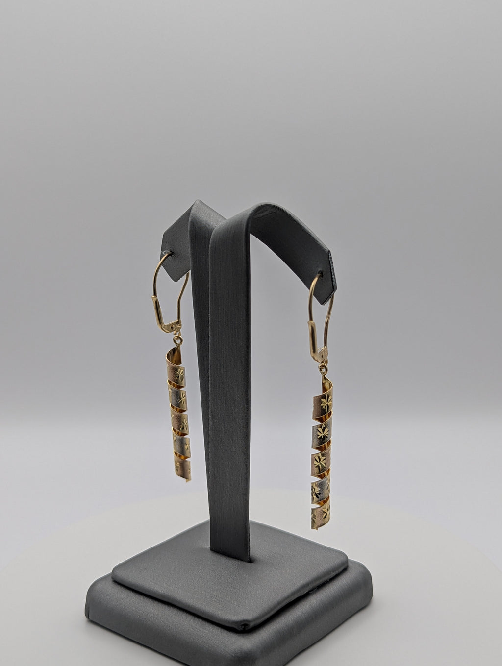 Pendientes en espiral de oro amarillo de 14 quilates tricolor con corte de diamante