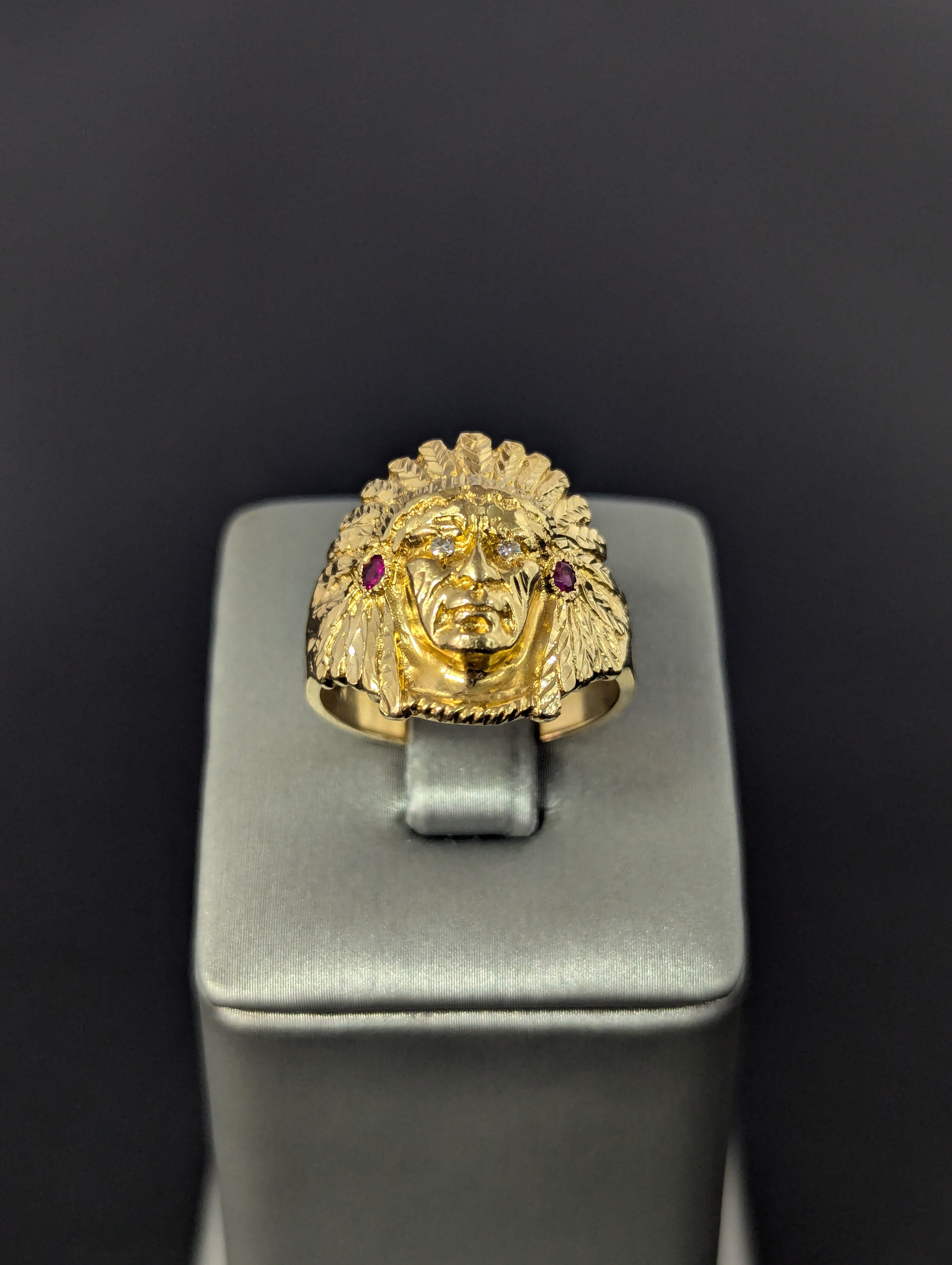 Cabeza de indio en oro amarillo de 14K con circonita cúbica