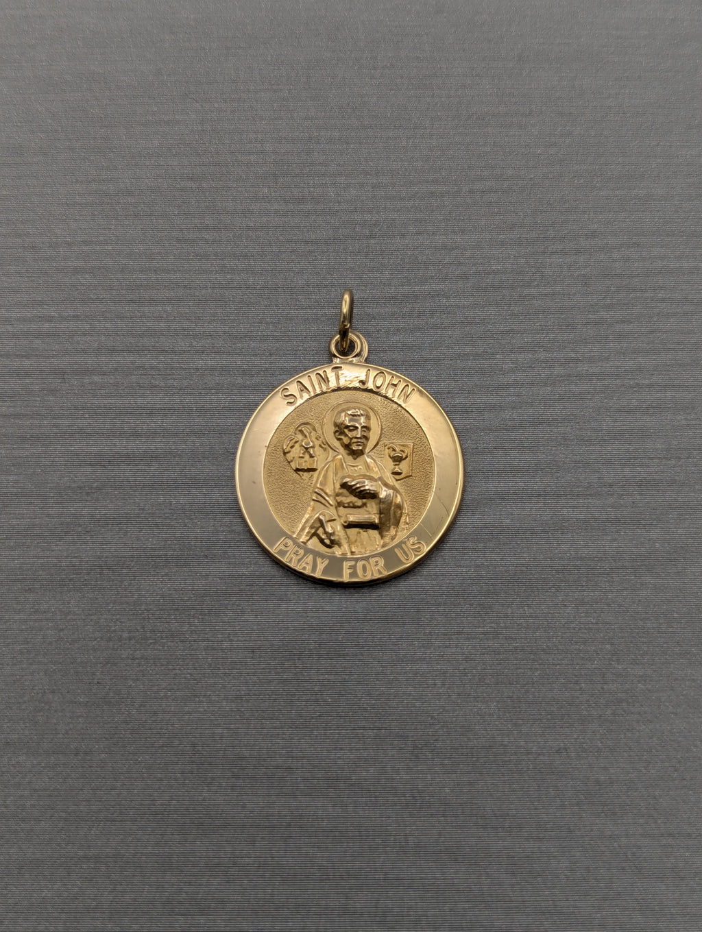 Colgante de San Juan de oro amarillo de 14K