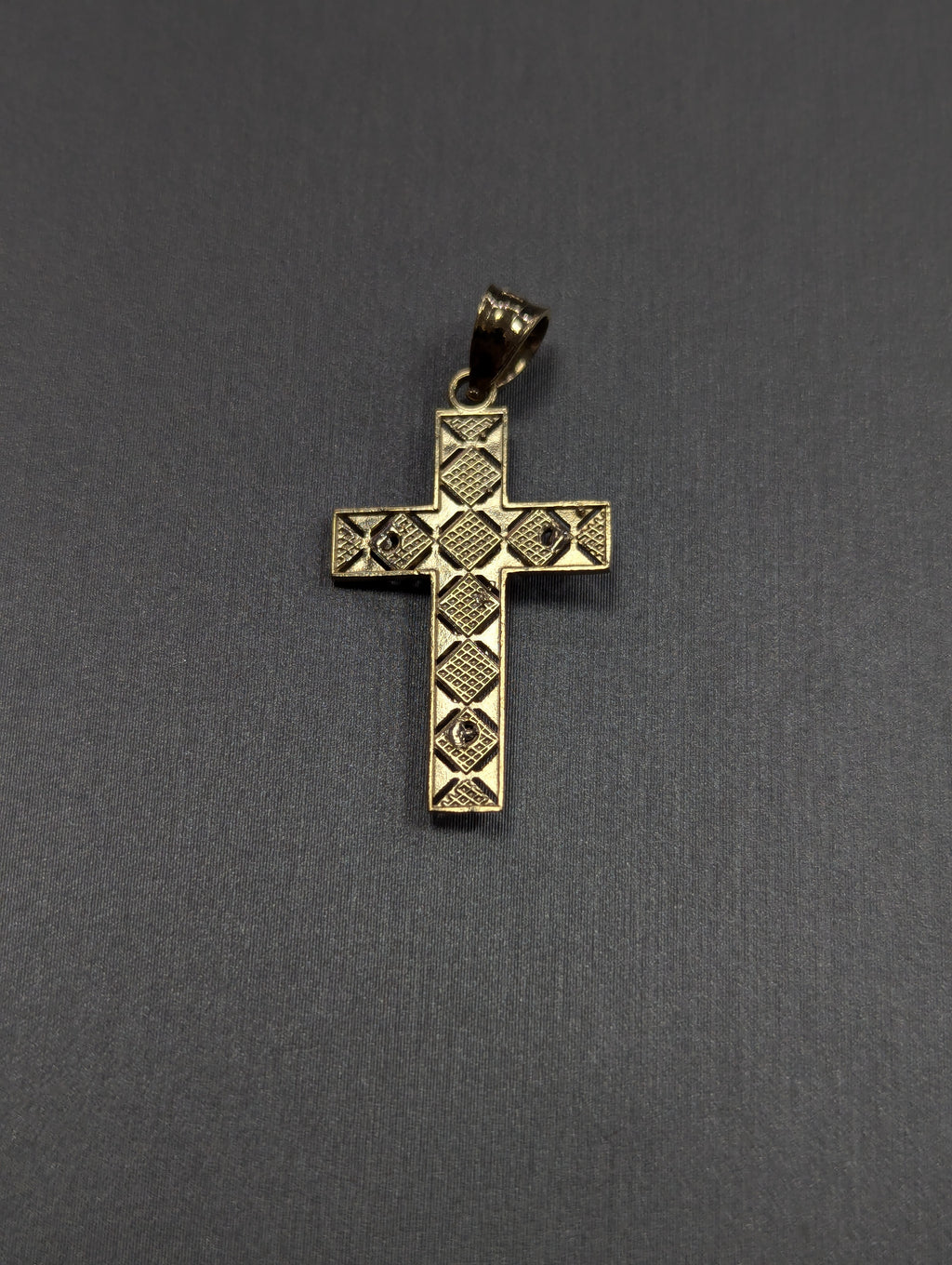 Colgante crucifijo bicolor de oro de 14 quilates