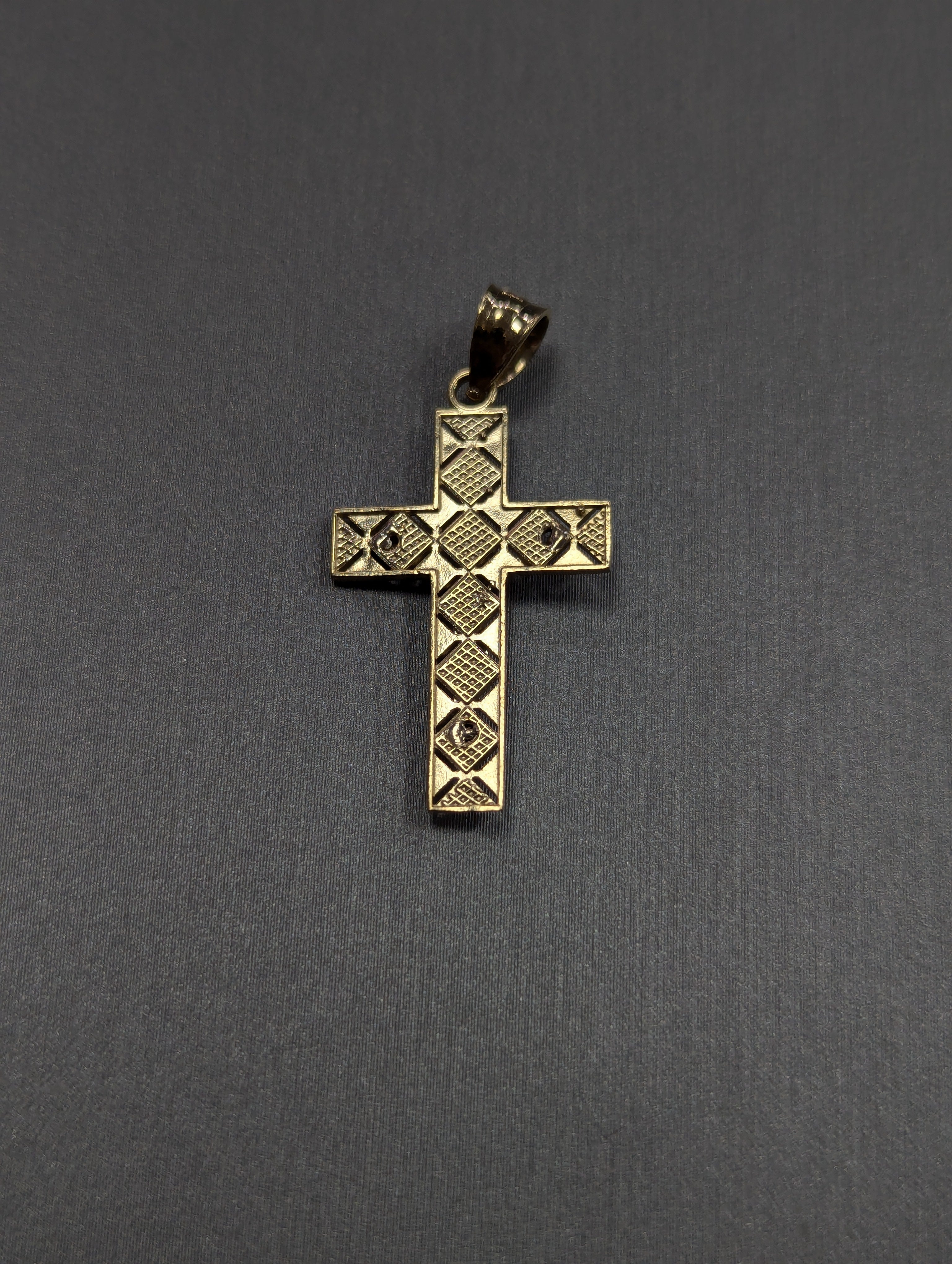 Colgante crucifijo bicolor de oro de 14 quilates