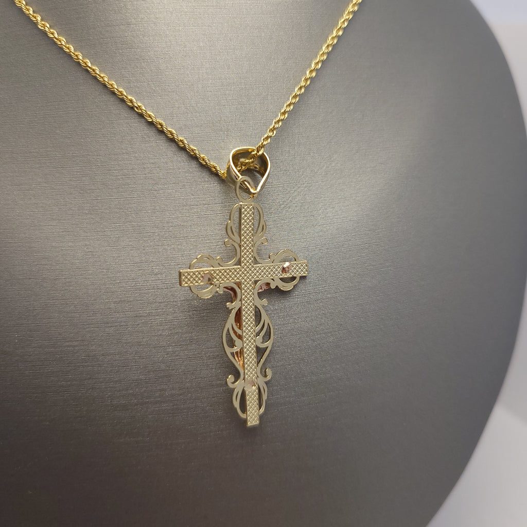 Colgante crucifijo intrincado de oro bicolor de 14K