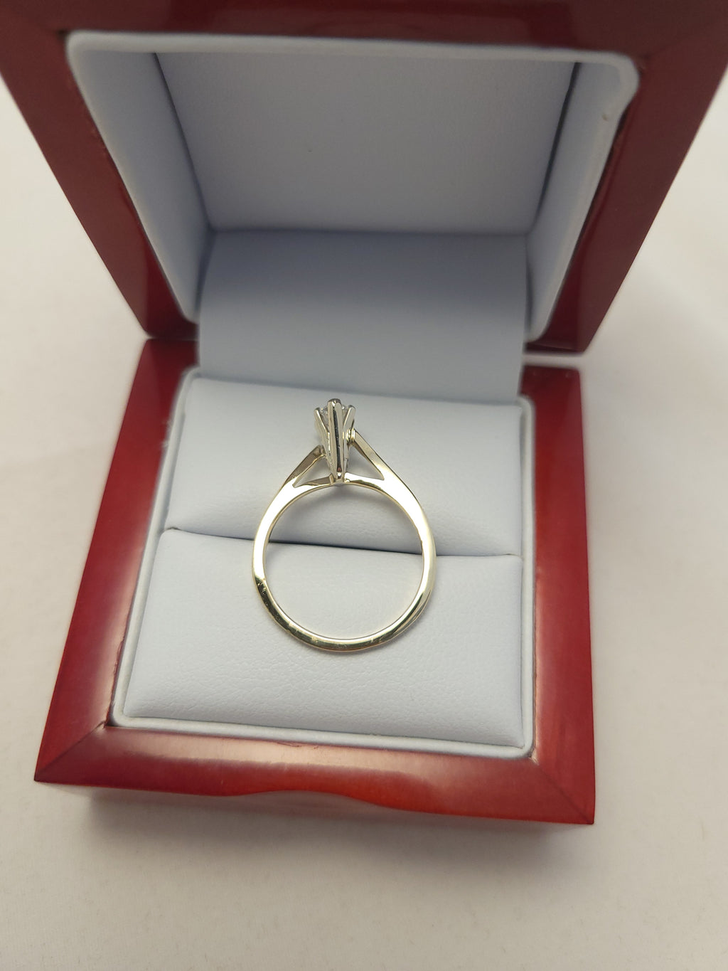 Anillo solitario de diamante marquesa de oro amarillo de 14K