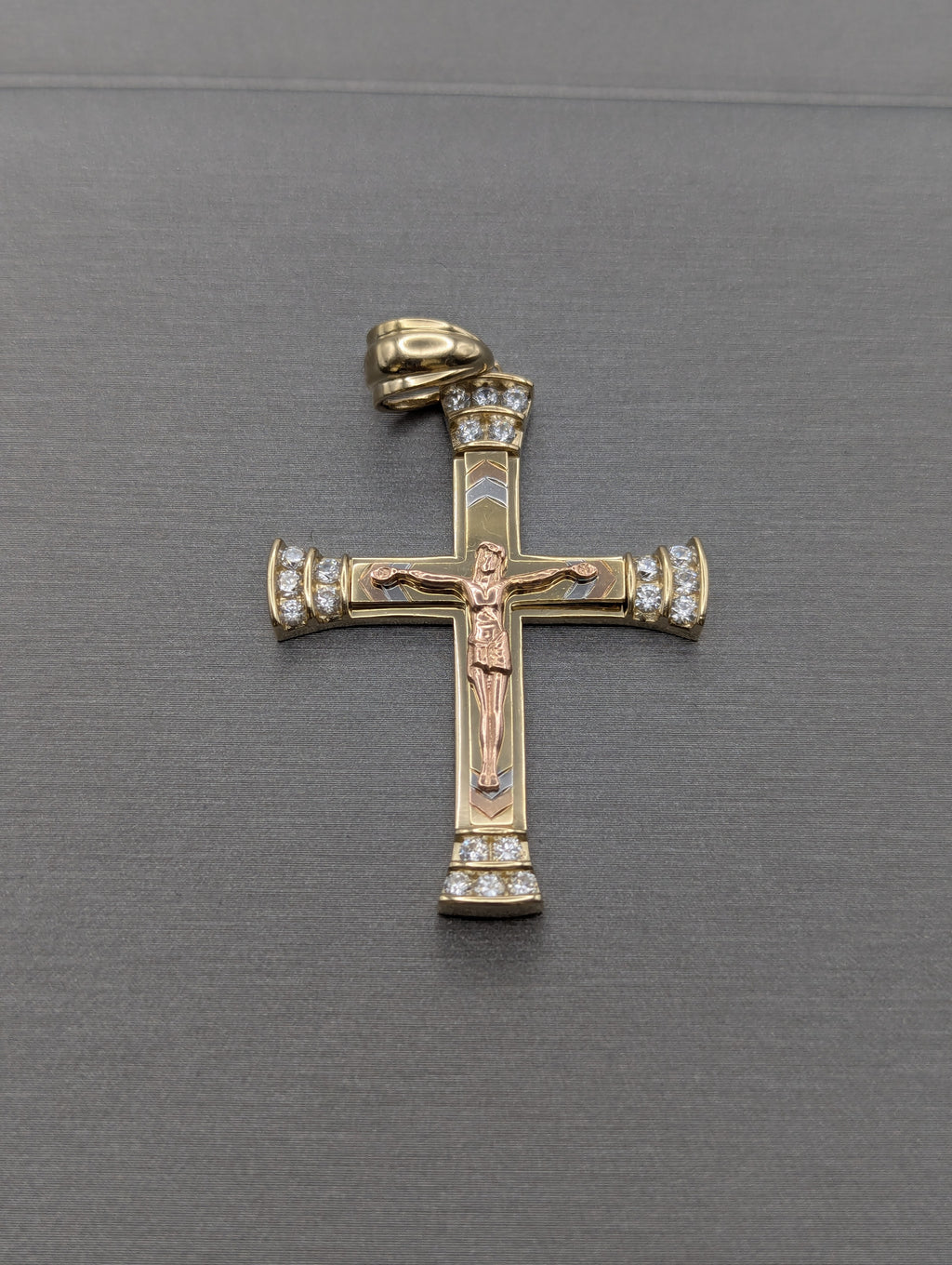 Colgante Crucifijo Tricolor de Circonitas Cúbicas de 14K