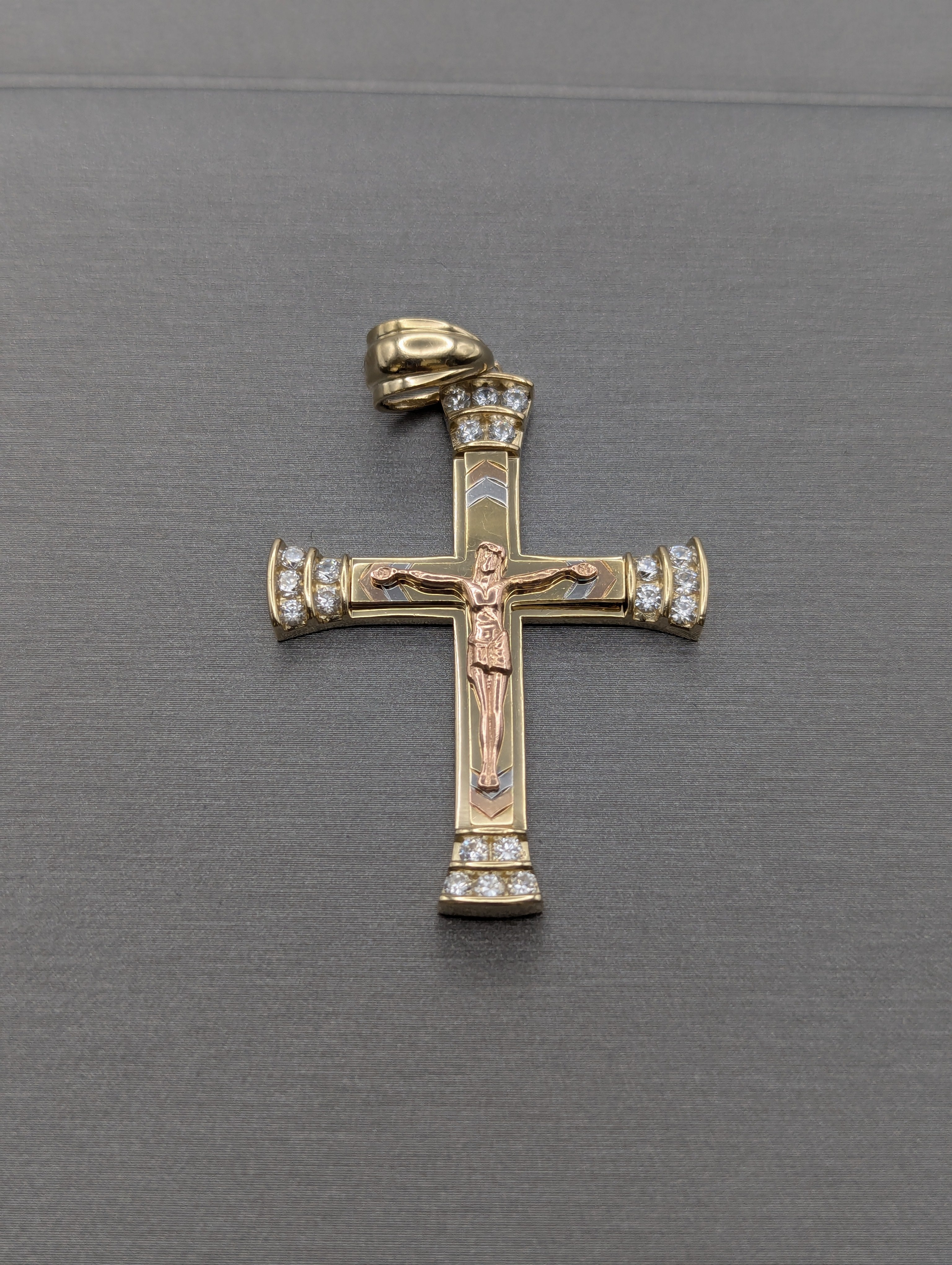 Colgante Crucifijo Tricolor de Circonitas Cúbicas de 14K