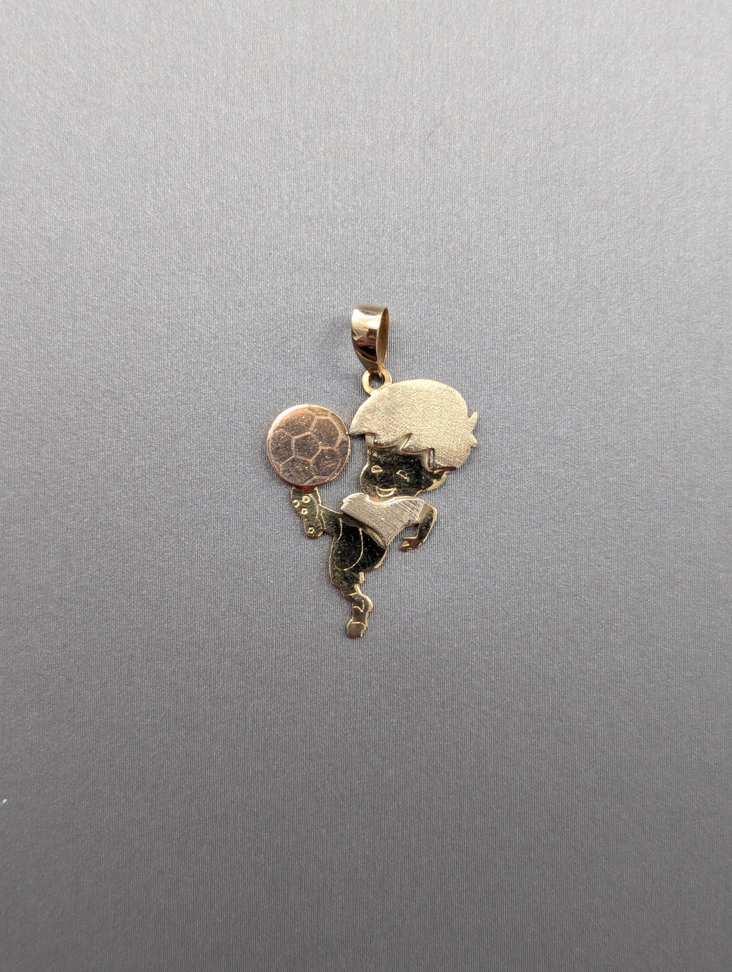 Colgante de niño de fútbol bicolor de 14K
