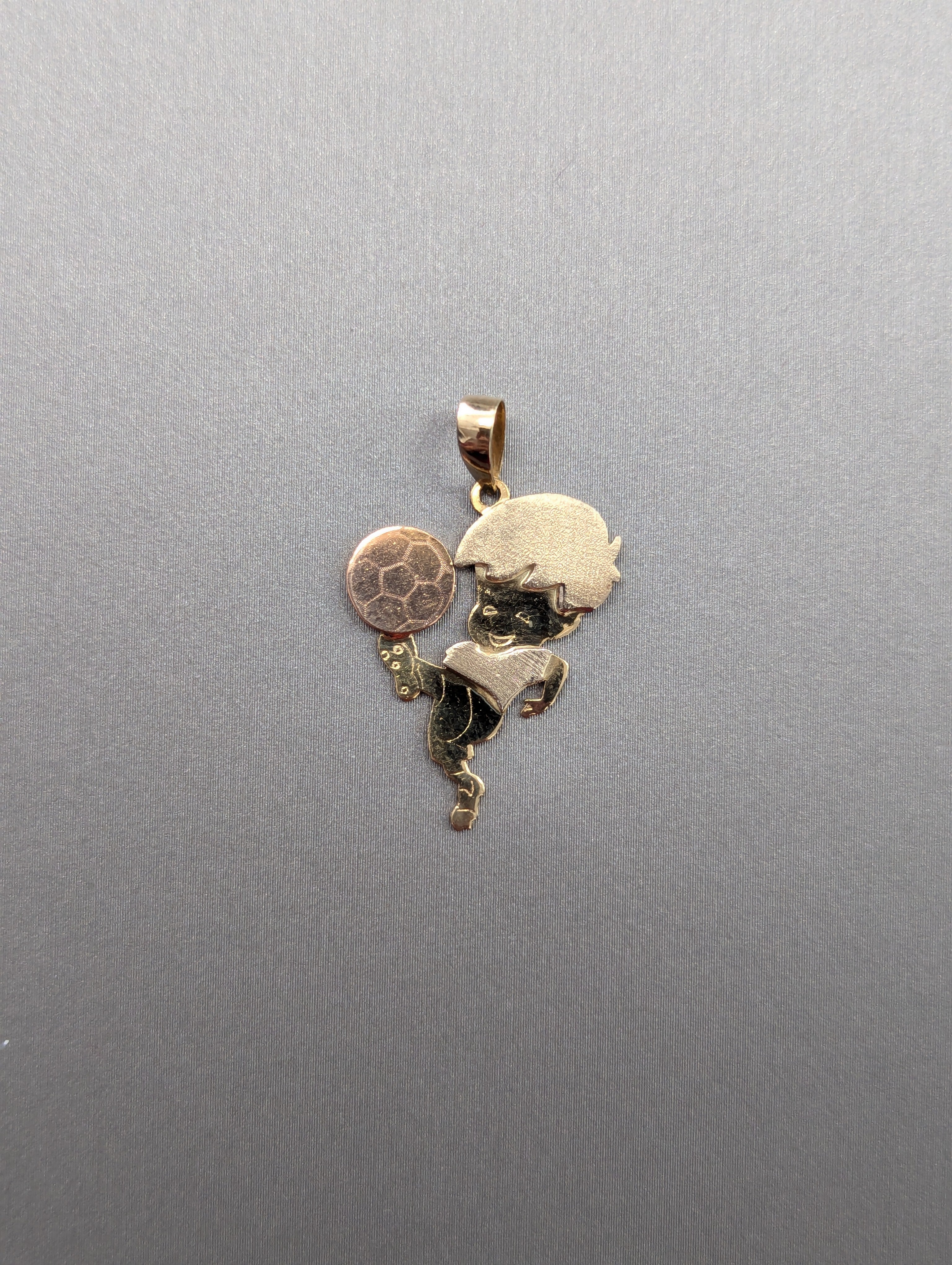 Colgante de niño de fútbol bicolor de 14K