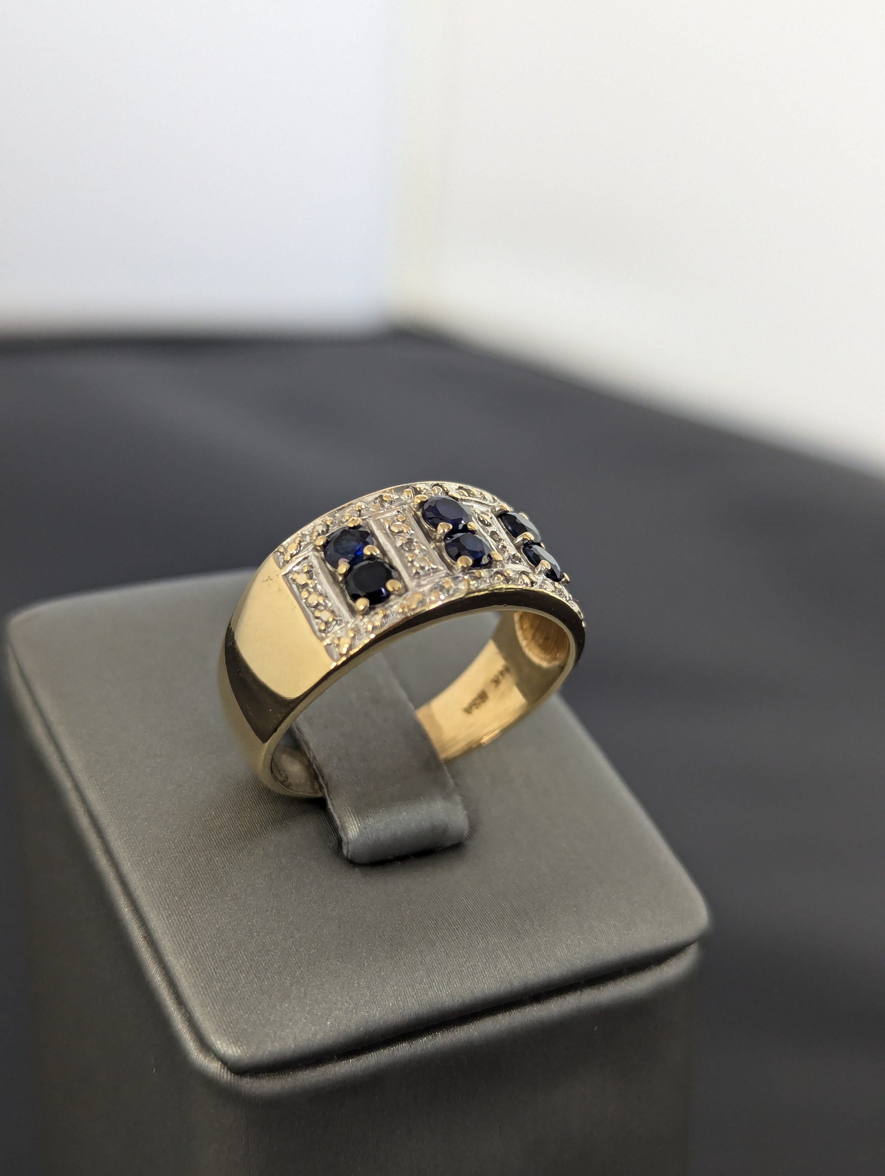 Anillo bicolor de oro de 14 quilates con circonita cúbica azul