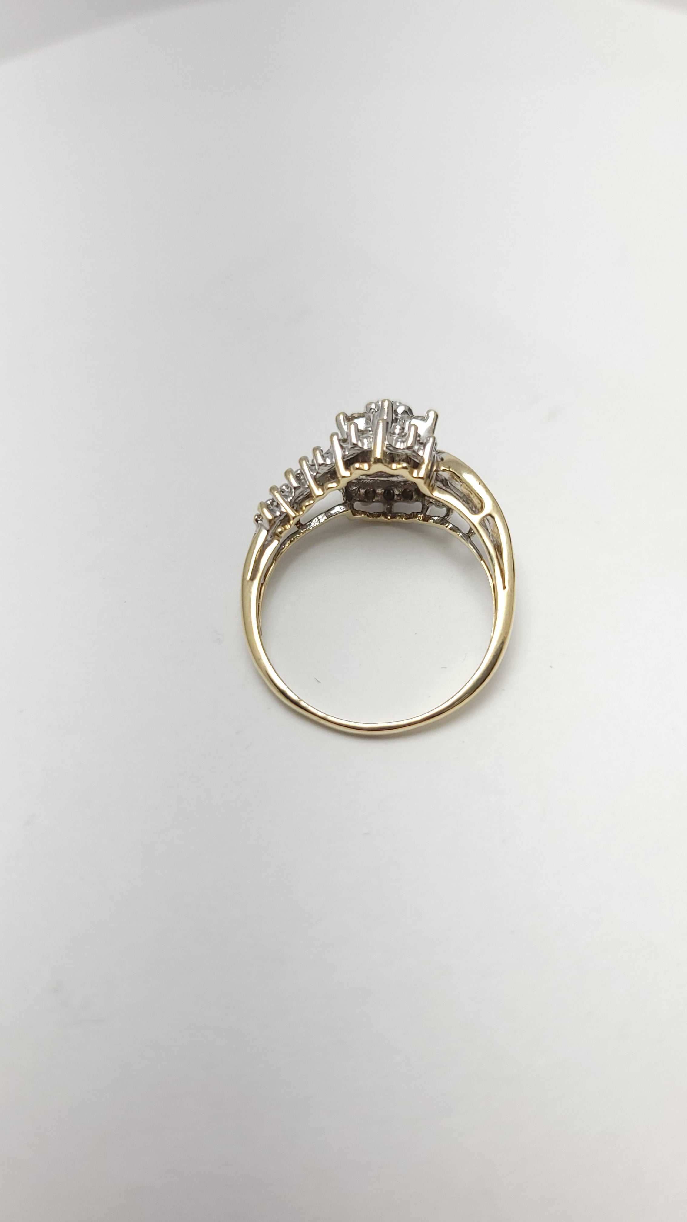 Anillo de racimo de diamantes de oro amarillo de 10K