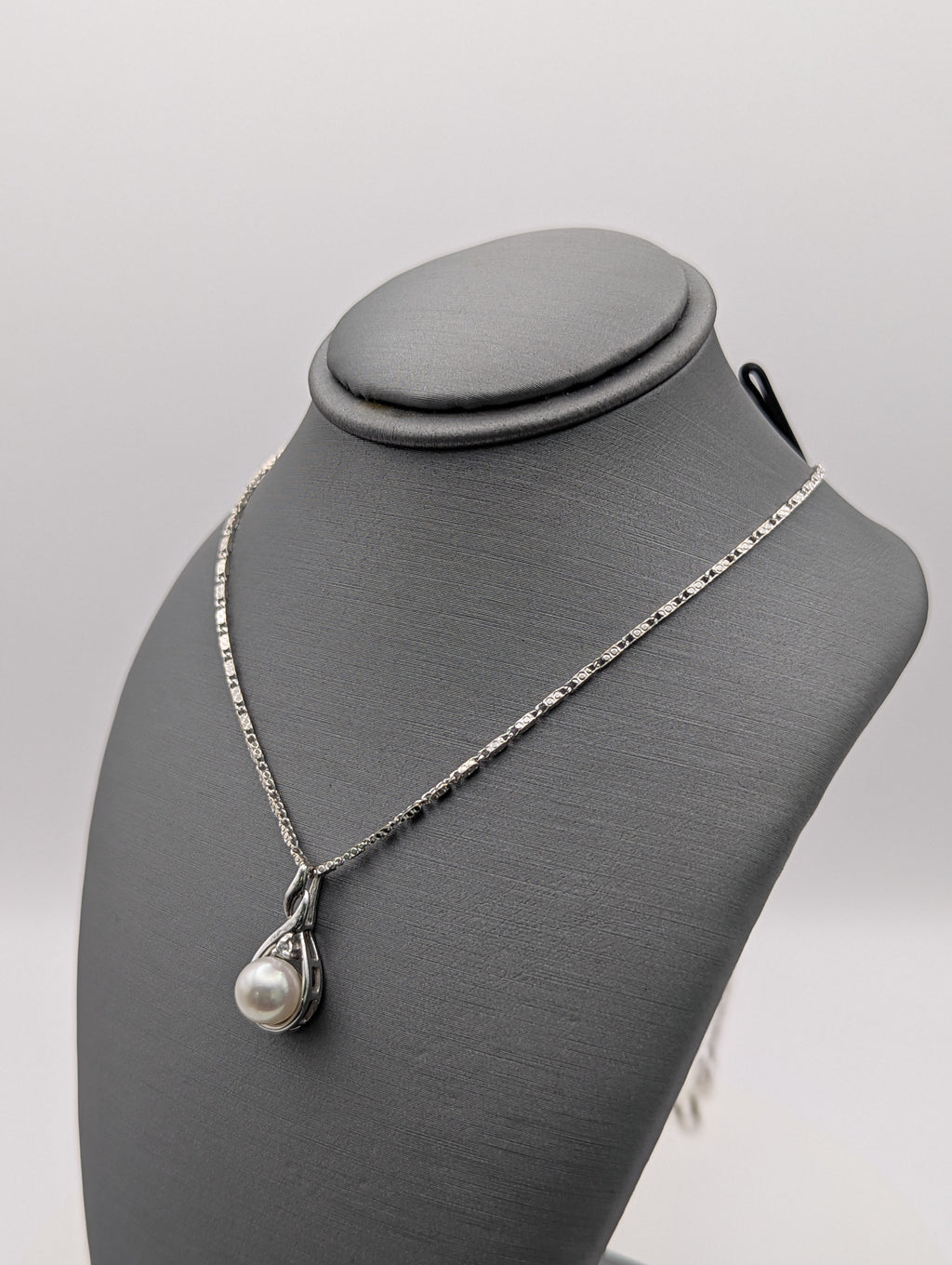 Cadena de perlas con diamante y oro blanco de 14 quilates